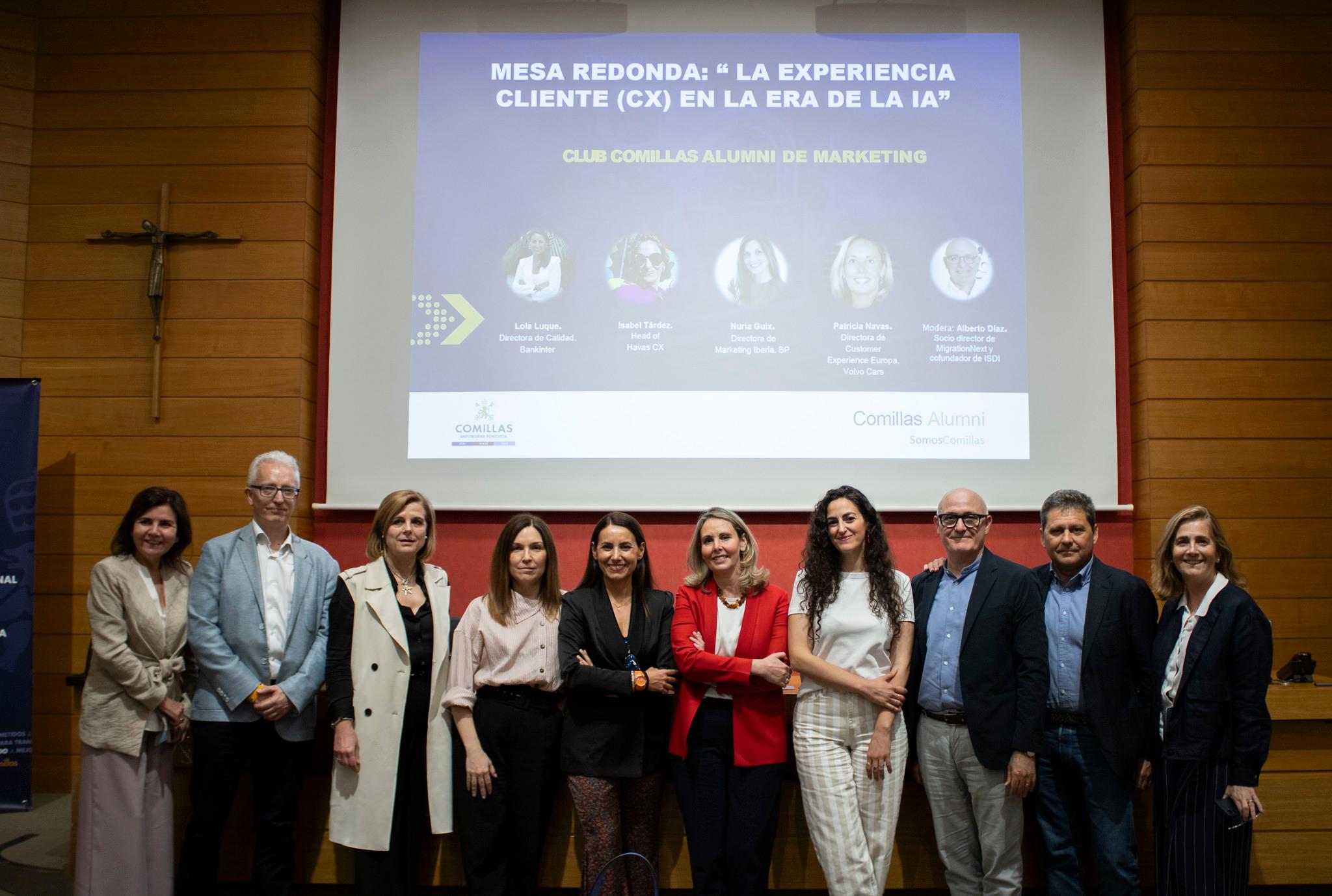 Grupo de personas posando en un evento sobre la experiencia del cliente en la era de la inteligencia artificial.