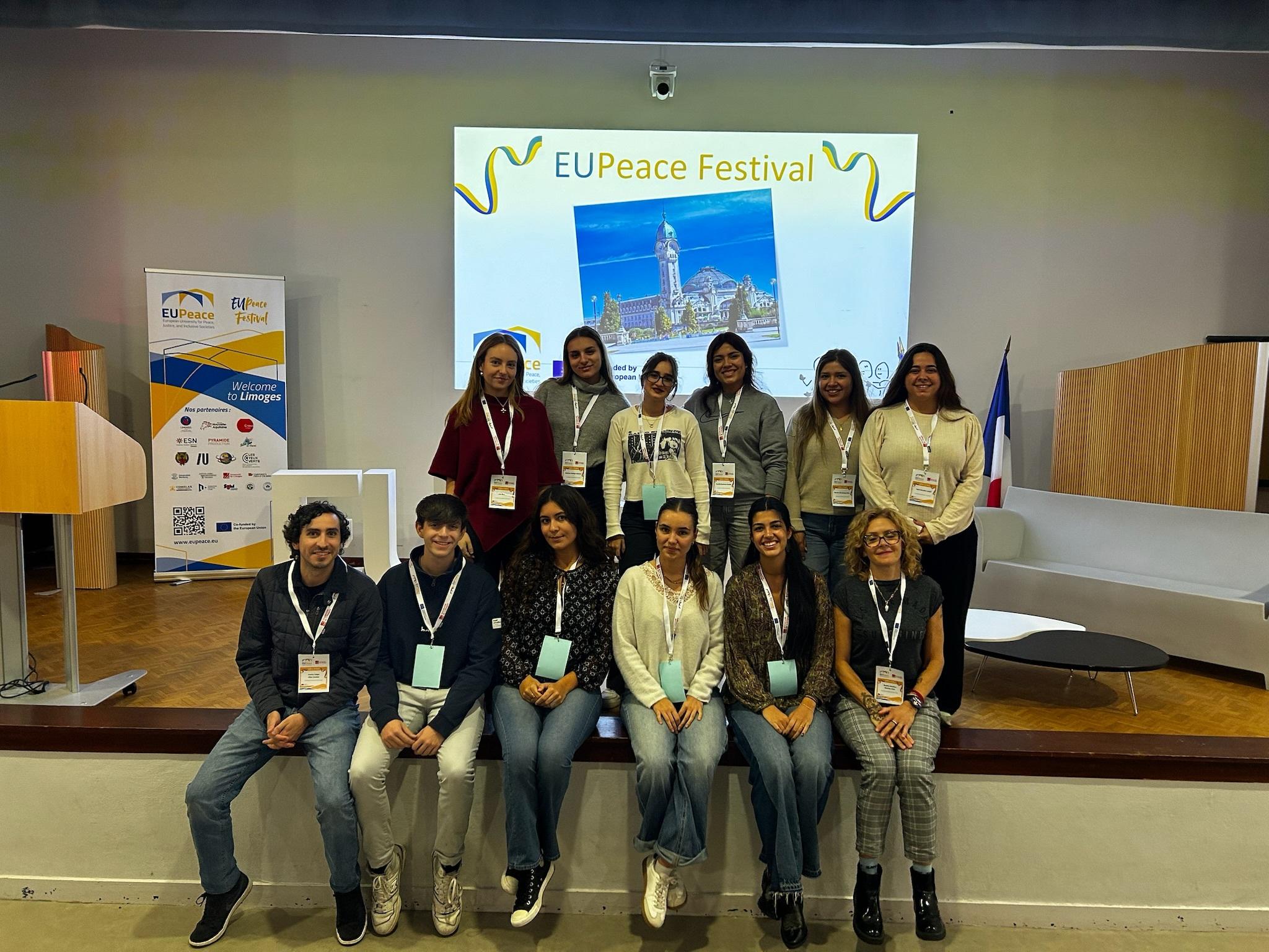 Un grupo de personas posando en un evento llamado EU Peace Festival.