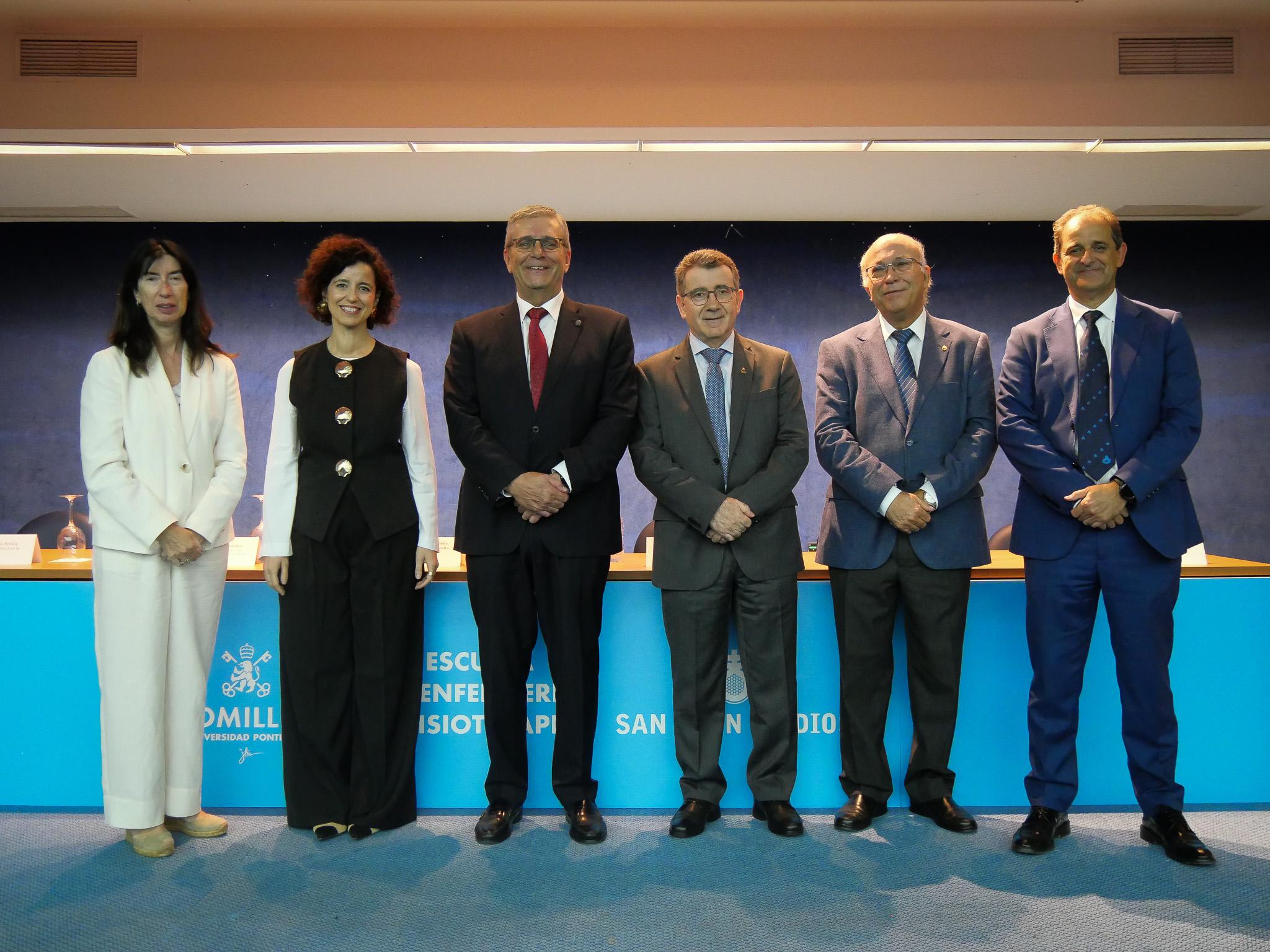 Imagen de un grupo de seis personas posando en un evento formal.