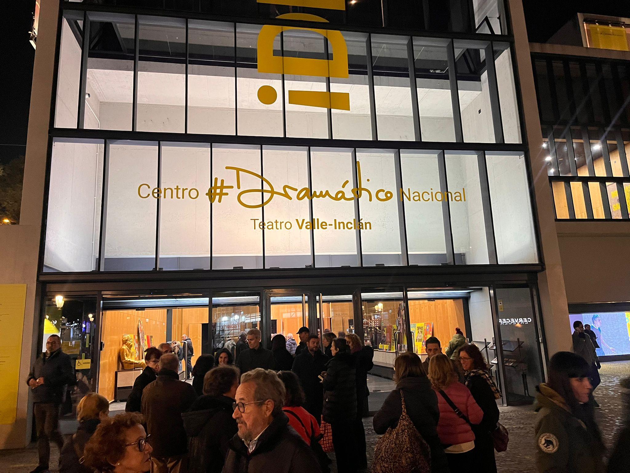 La imagen muestra el exterior del Centro Dramático Nacional, Teatro Valle-Inclán, con un grupo de personas frente a la entrada.