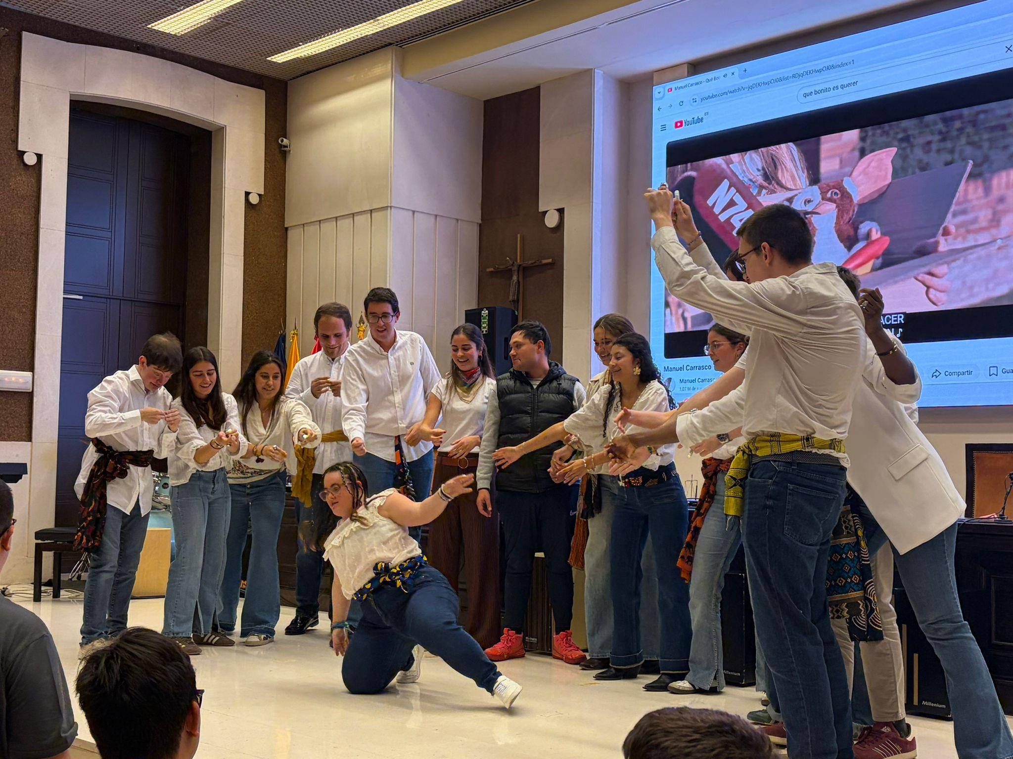 Grupo de personas en una presentación o actuación en un escenario.