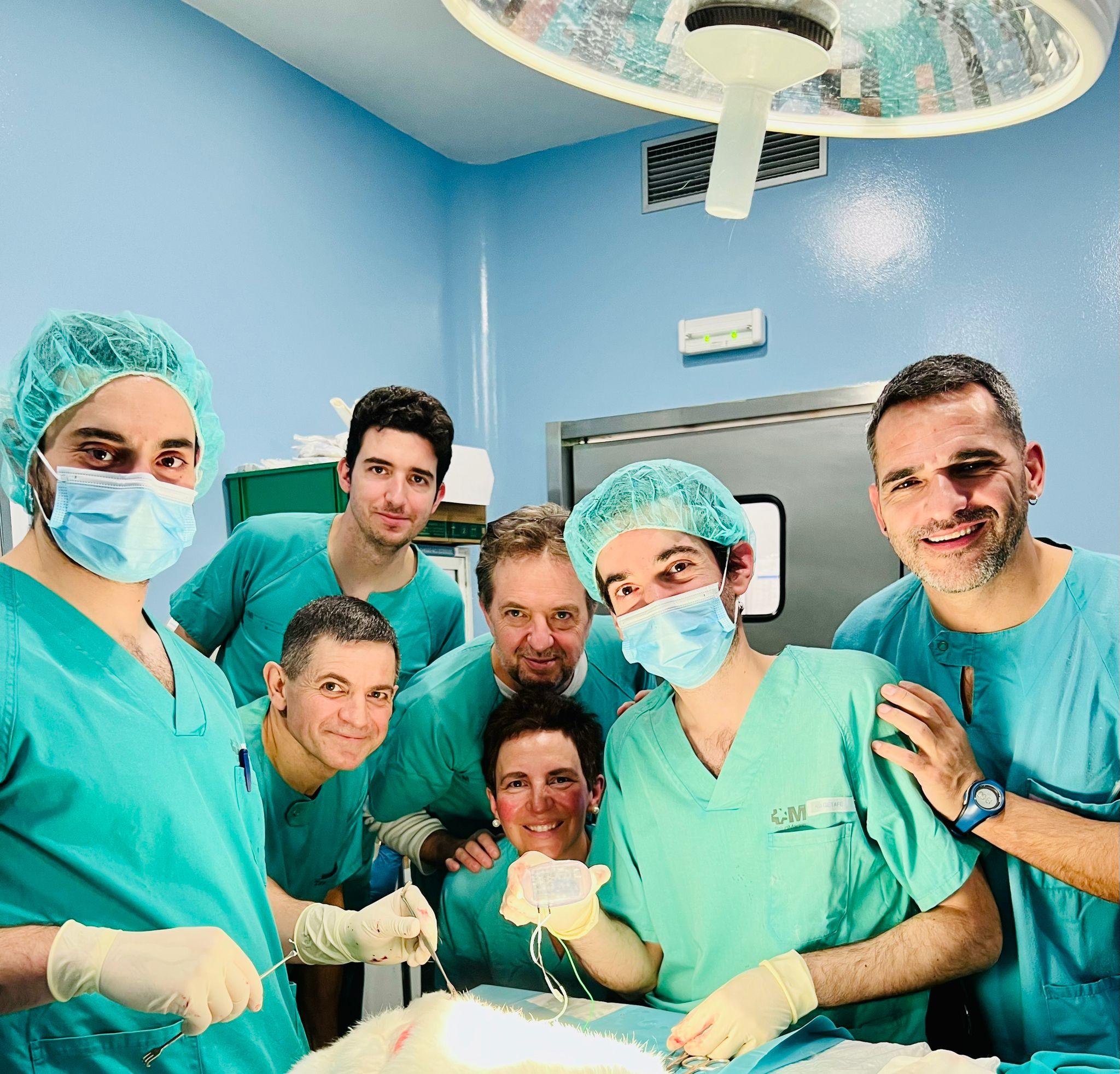 Un grupo de profesionales de la salud sonríen en un quirófano.