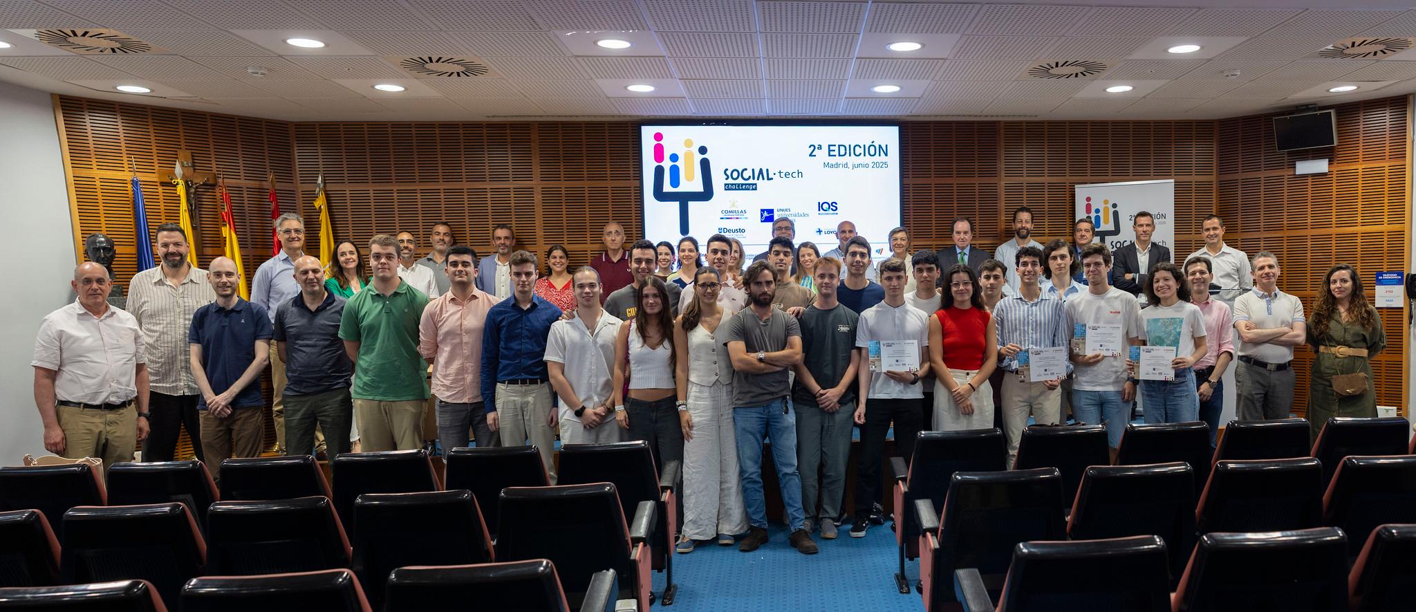 Grupo de personas posando en un evento institucional en un auditorio.