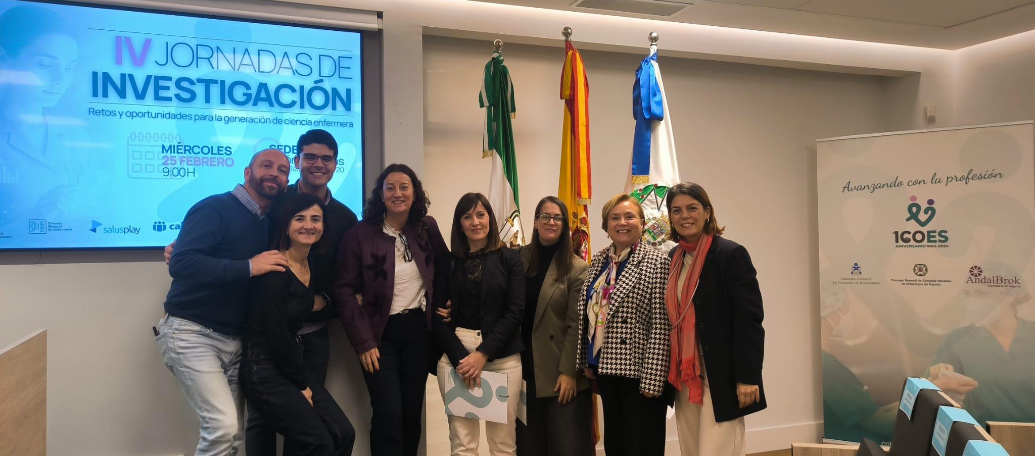 Grupo de personas posando en un evento de investigación.