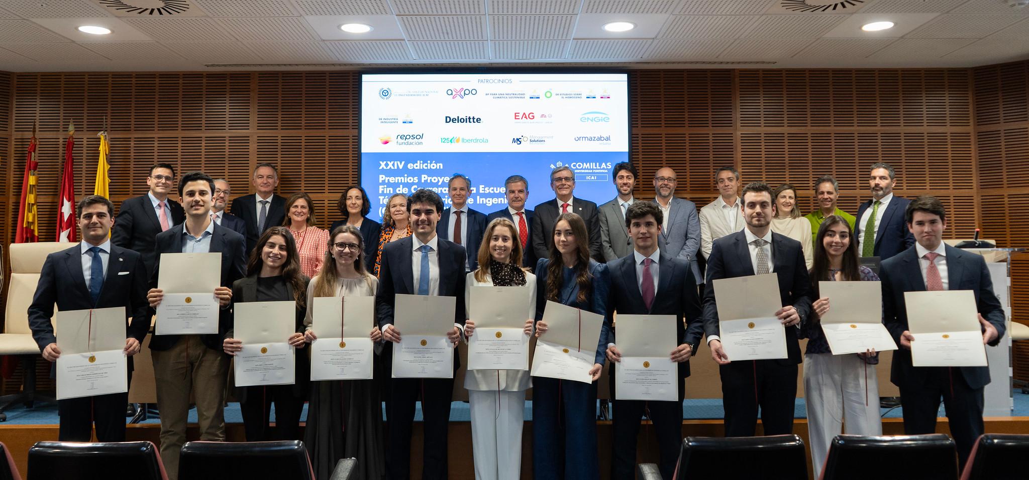 Un grupo de graduados posan con sus certificados en un evento de premiación.