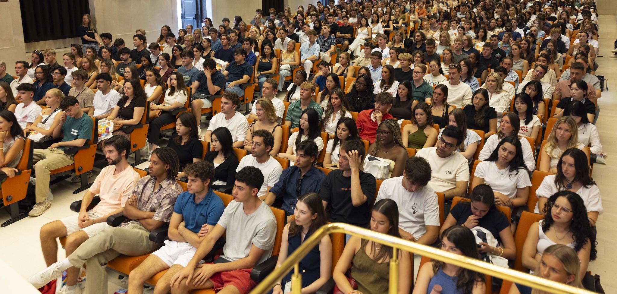 Una multitud de personas sentadas en un auditorio durante un evento.