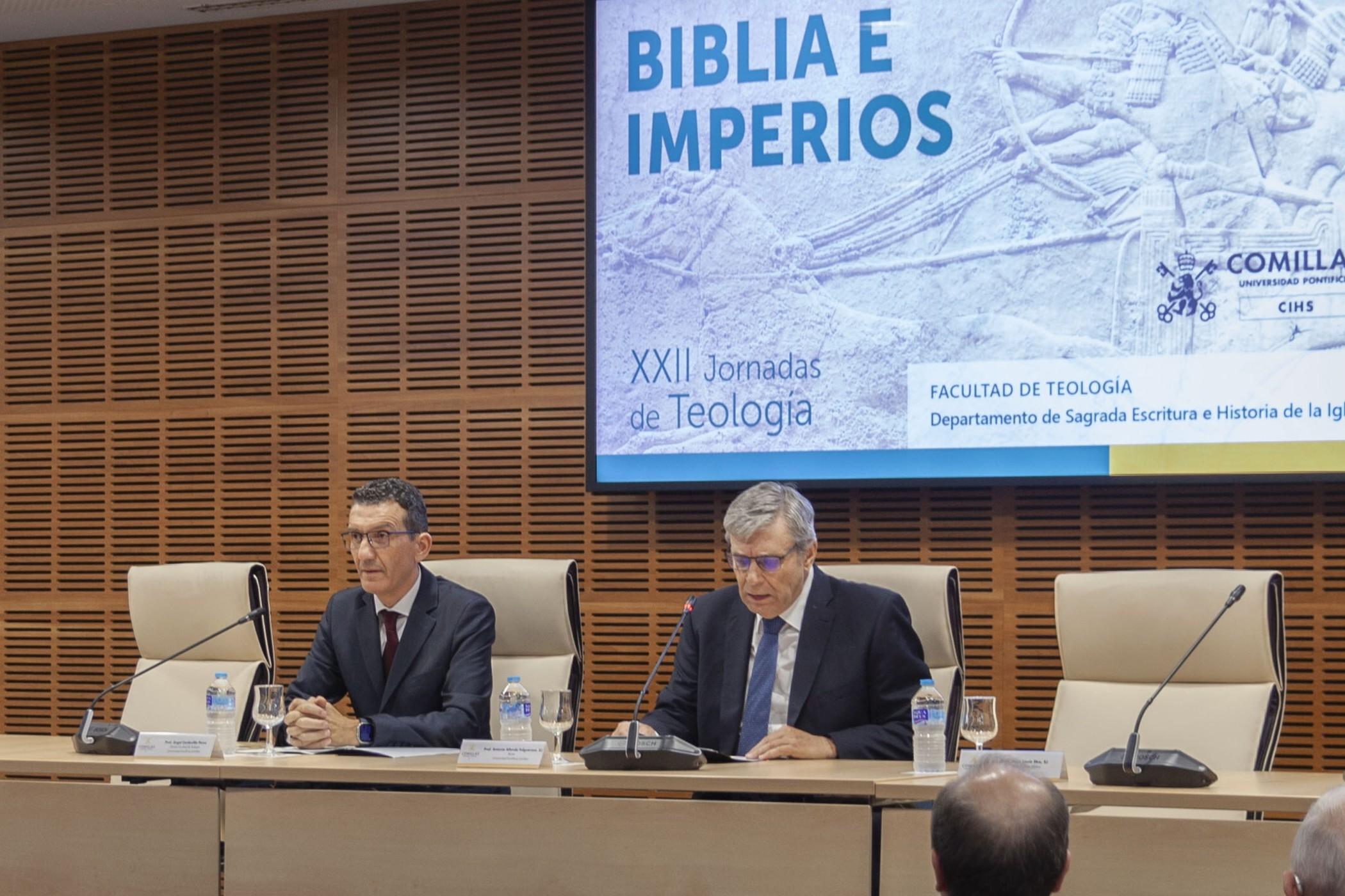 Una conferencia sobre 'Biblia e Imperios' se lleva a cabo en una sala con varios ponentes en un evento académico.