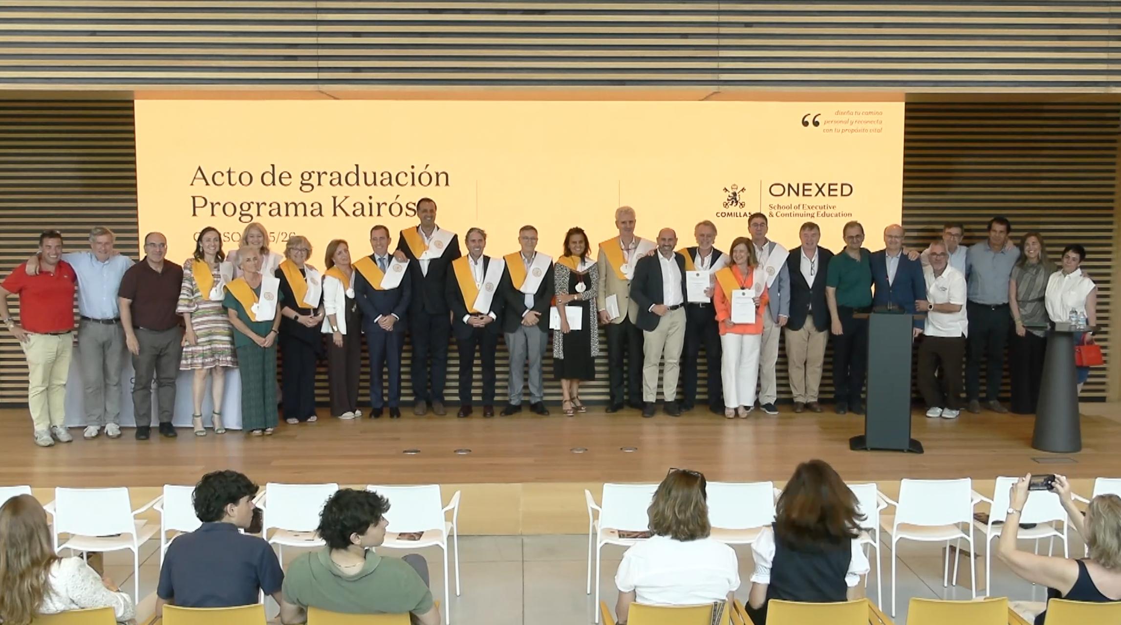 El acto de graduación del Programa Kairós reúne a un grupo de personas en un escenario.