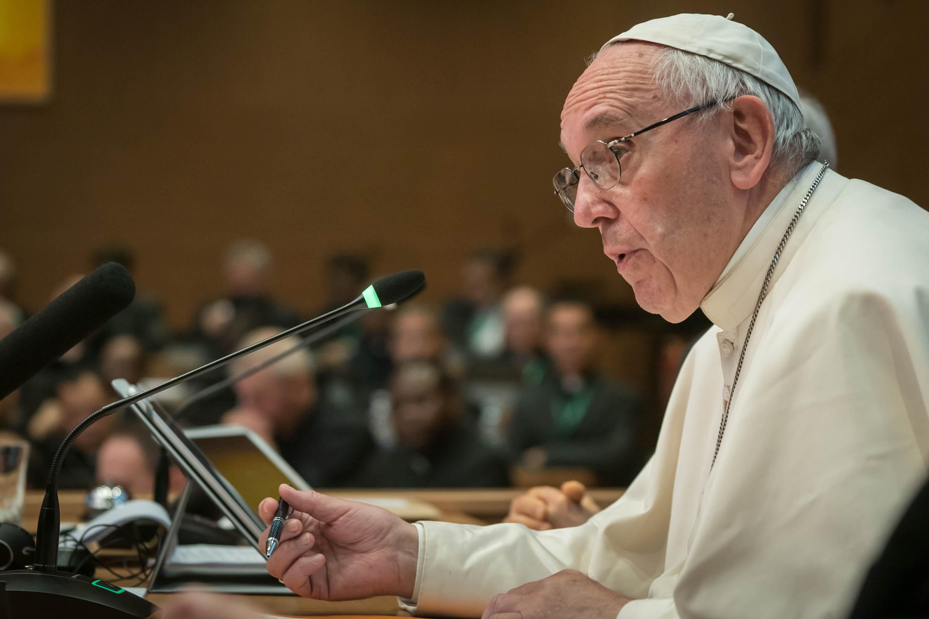 El Papa Francisco habla durante un evento en una sala con público.