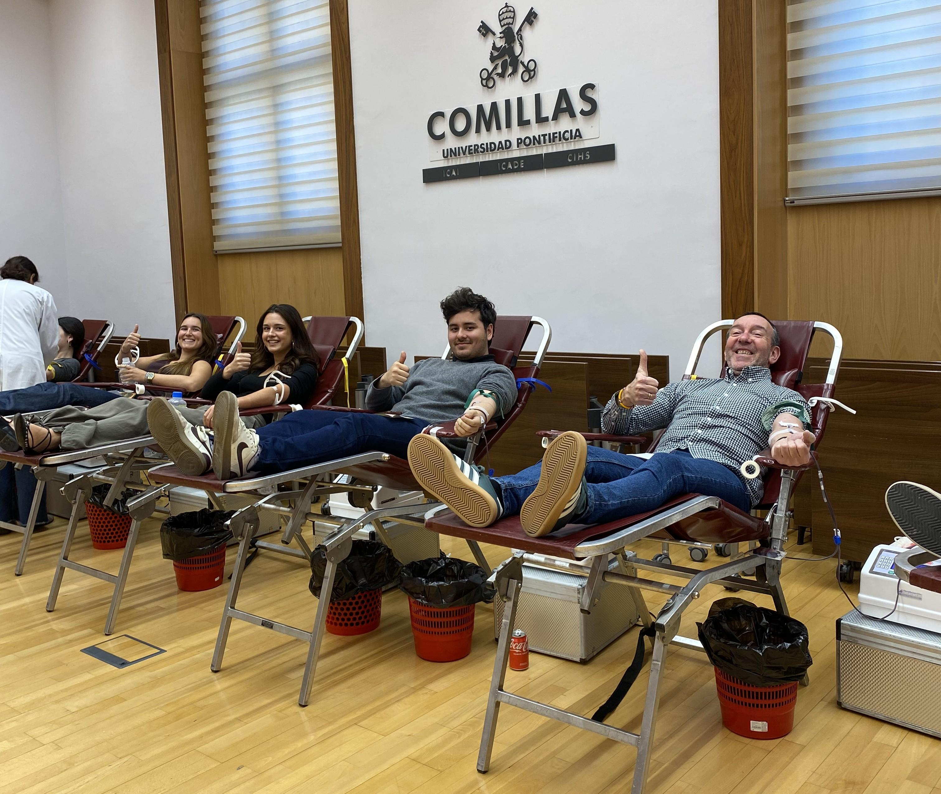 Varias personas donando sangre en un evento de la universidad.