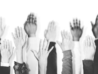 grupo multietnico manos levantadas