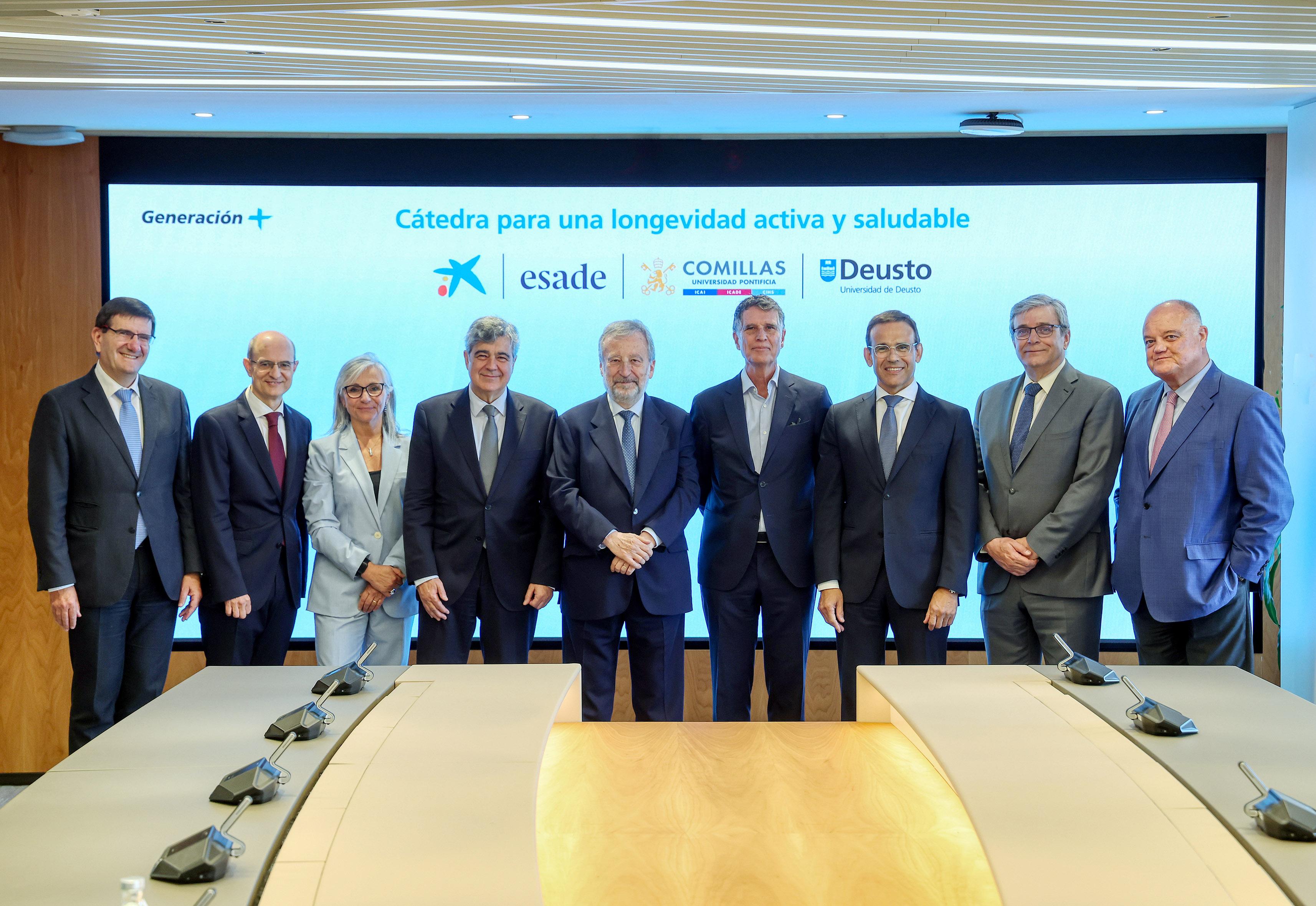 Un grupo de personas posando en una conferencia sobre longevidad activa y saludable.