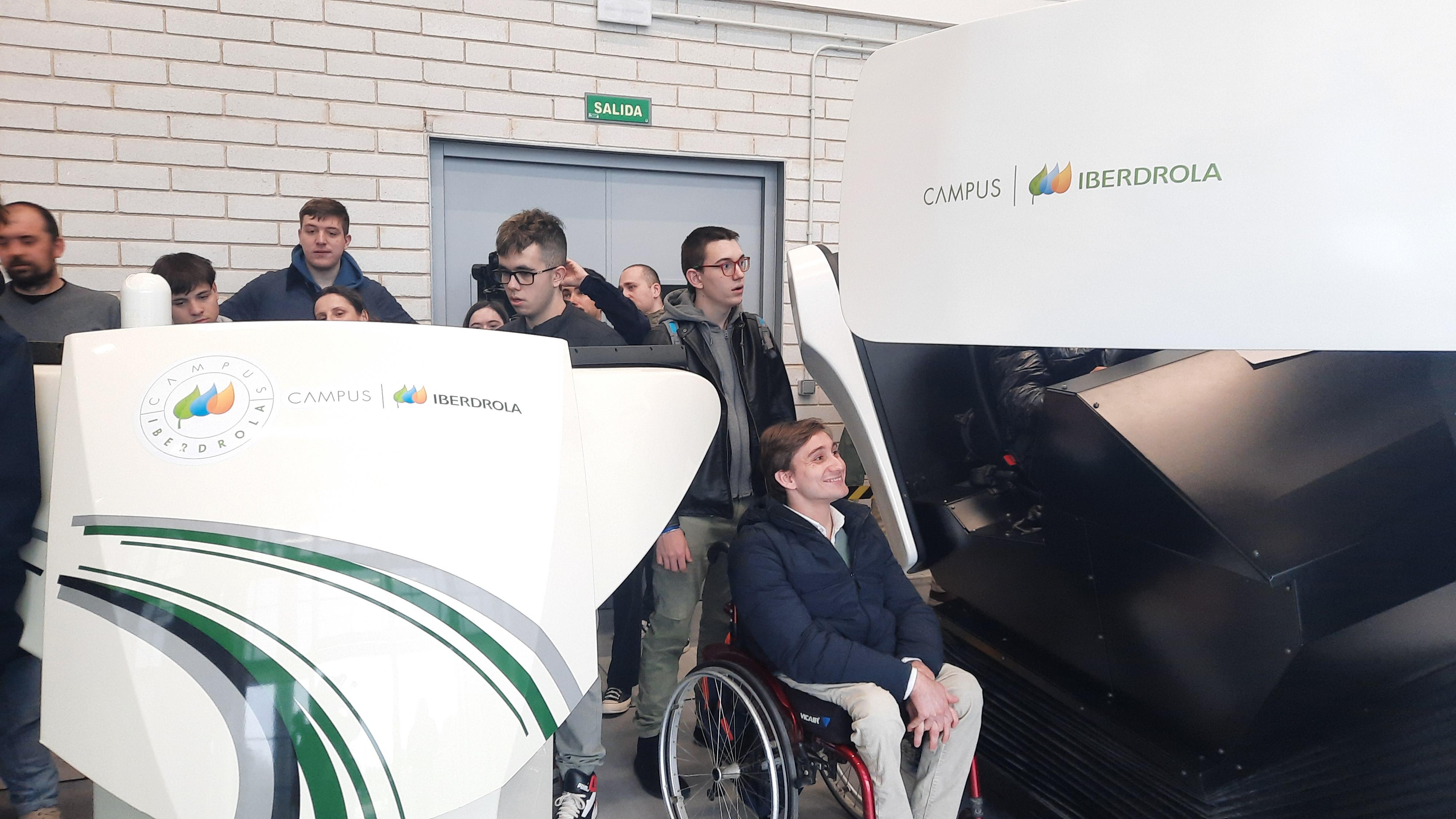 Un grupo de personas, incluyendo a una persona en silla de ruedas, se encuentra en un evento relacionado con el Campus Iberdrola.