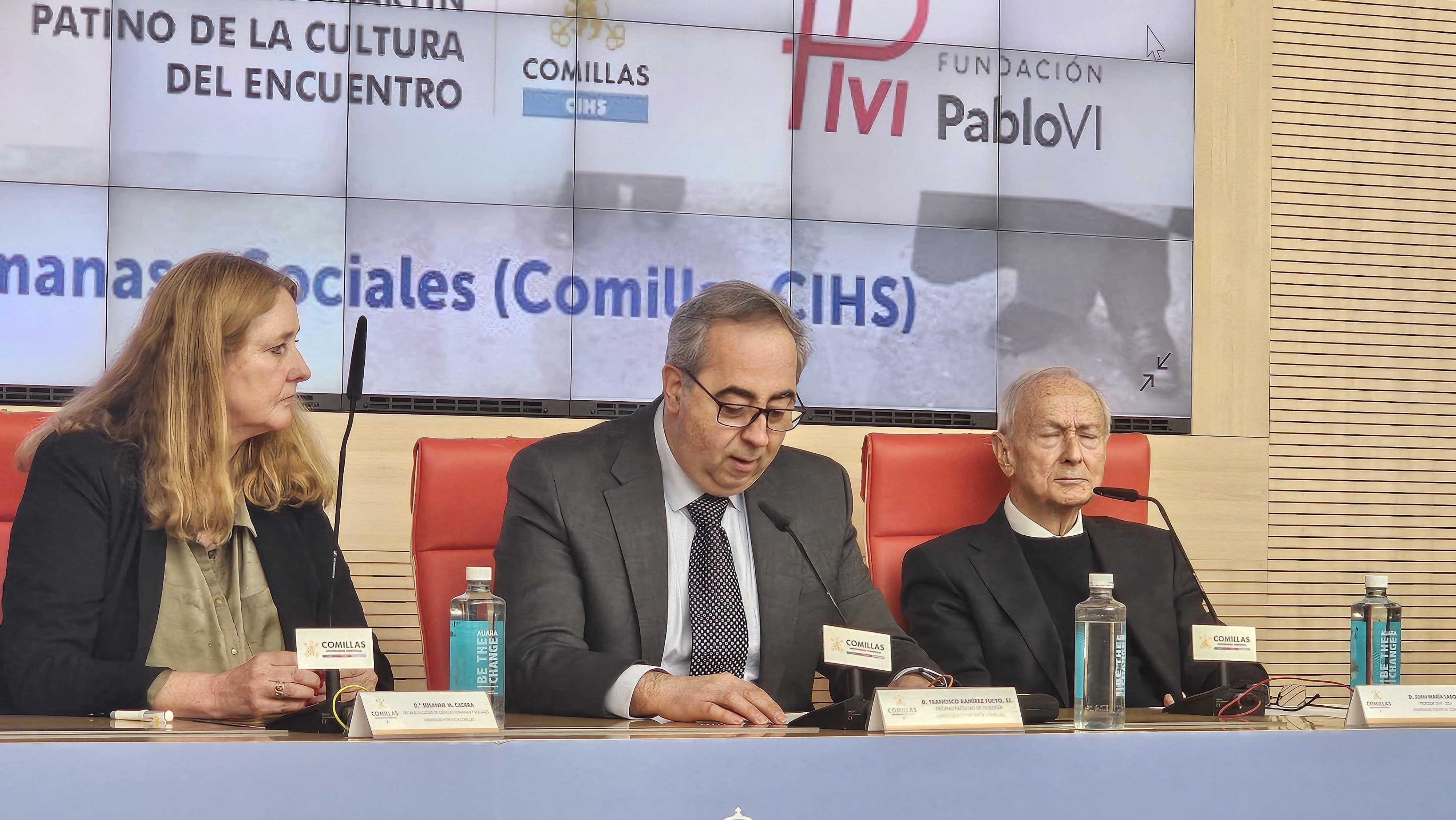 Un panel de discusión con tres personas en un escenario durante un evento relacionado con la cultura.