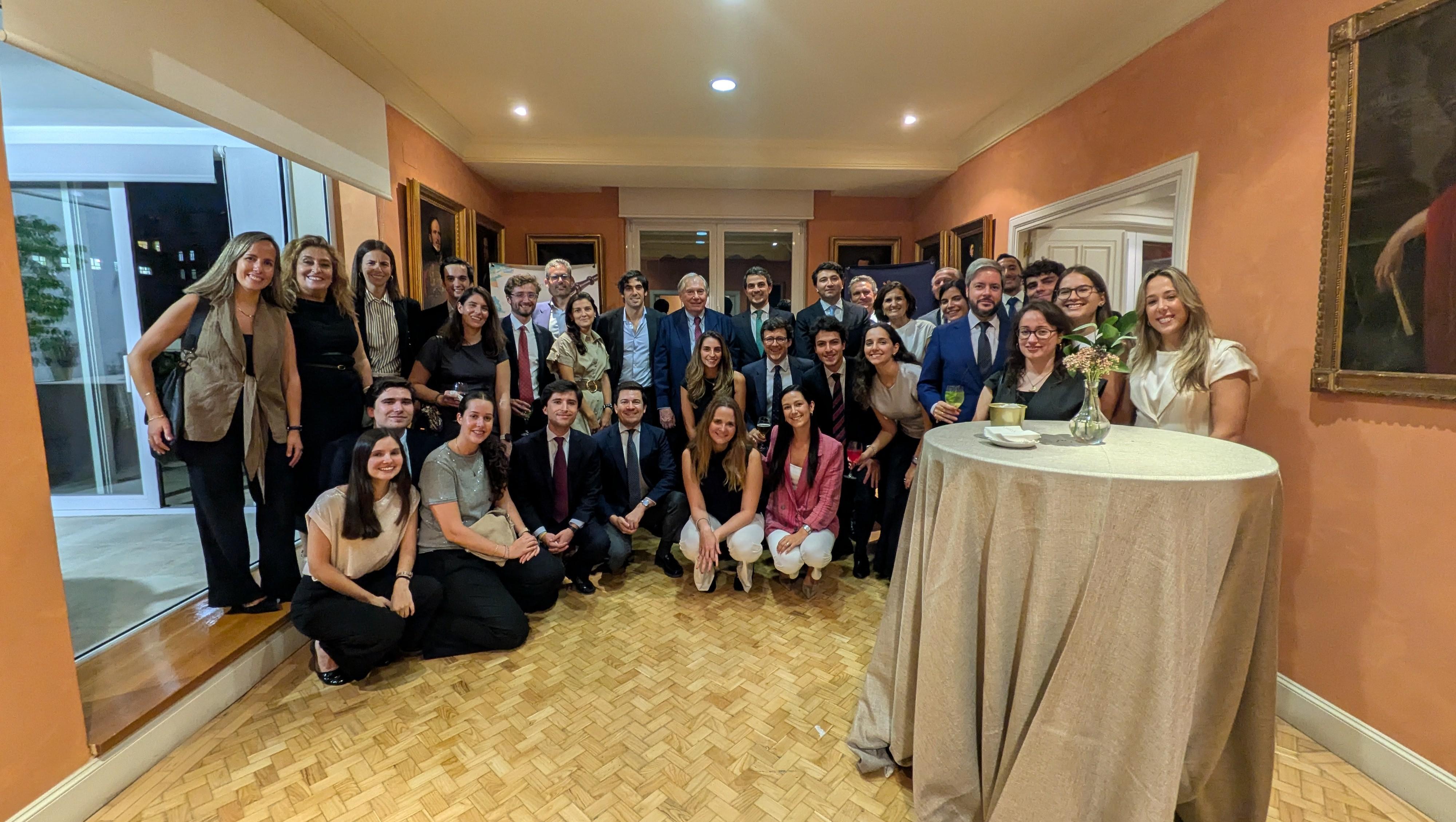 Grupo de personas posando juntas en un ambiente elegante y acogedor.