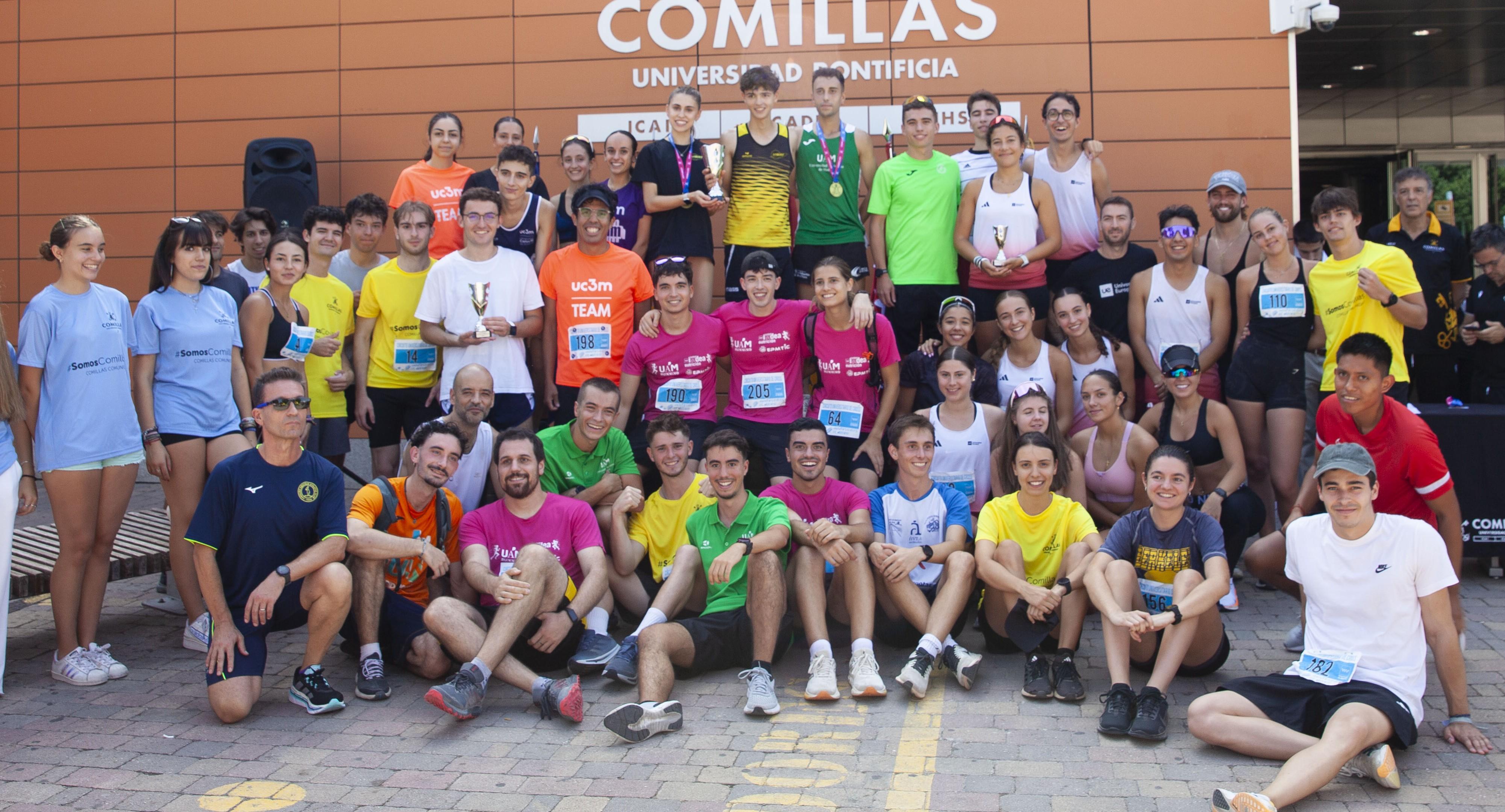 Un grupo de estudiantes de la Universidad Pontificia Comillas se reúne para una fotografía después de un evento deportivo.