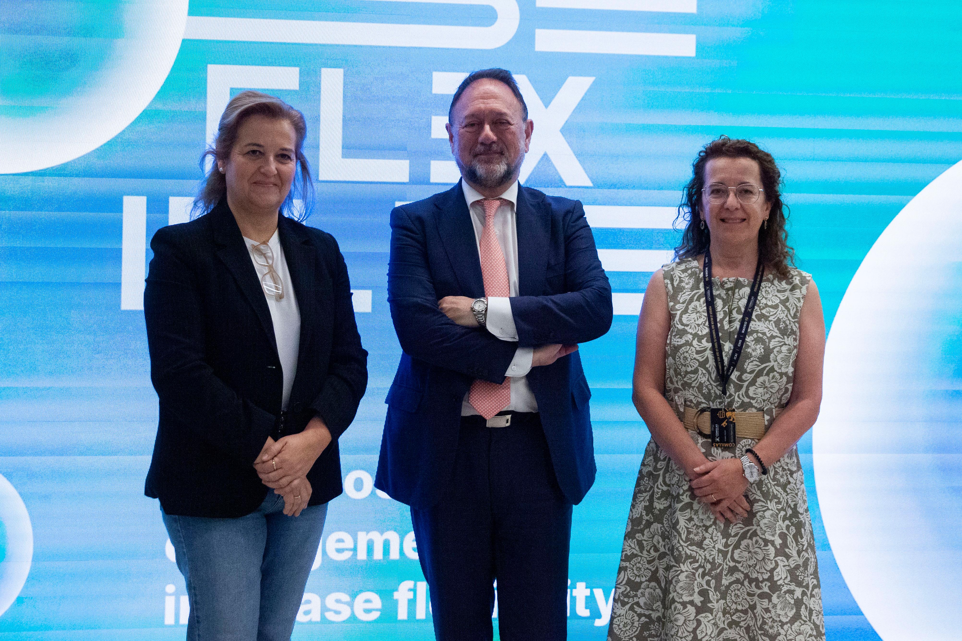 Tres personas posan sonrientes frente a un fondo colorido con el texto 'INCREASE FLEXIBILITY'.