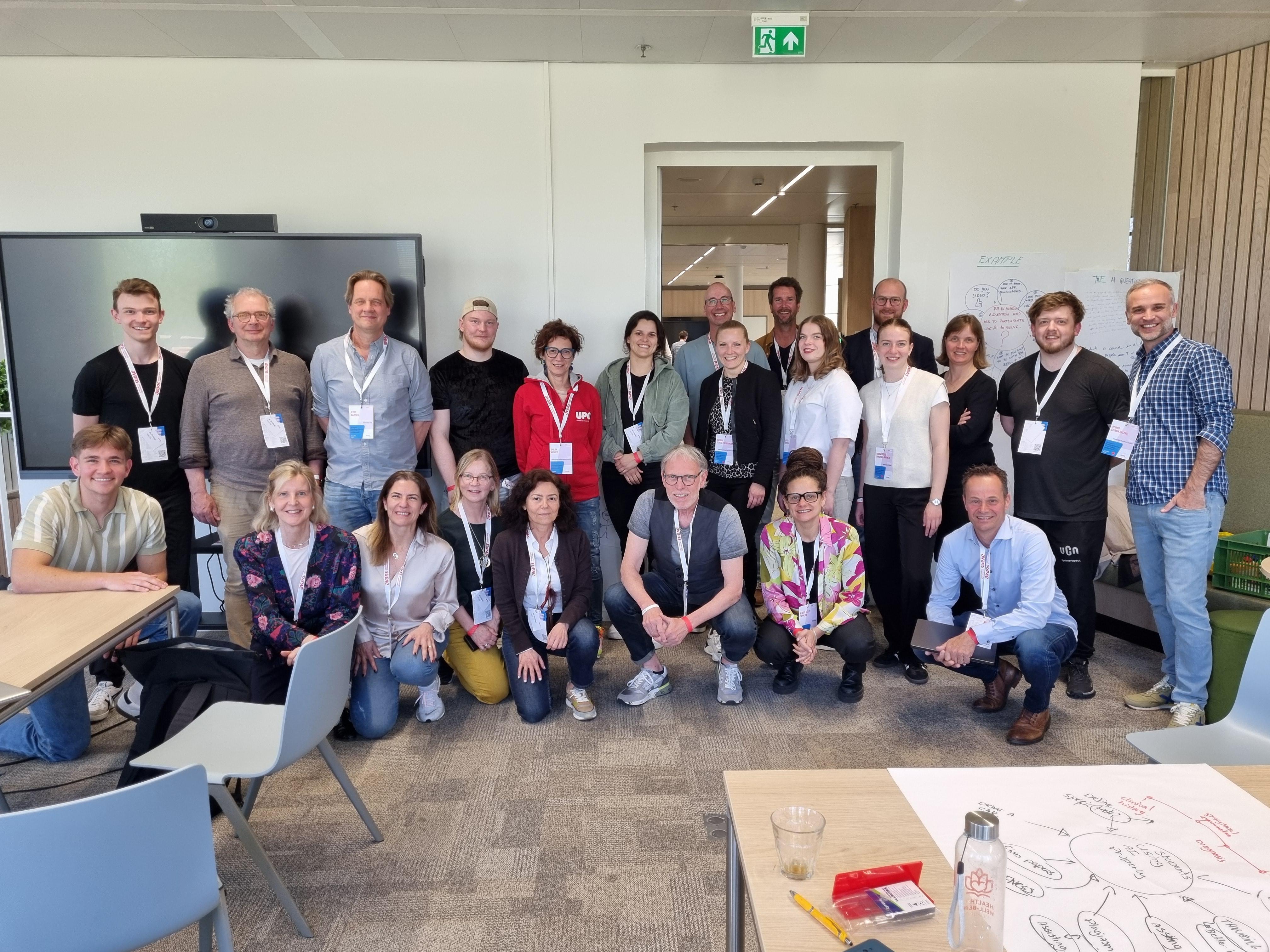 Un grupo de personas posando juntas en un entorno de oficina moderna.