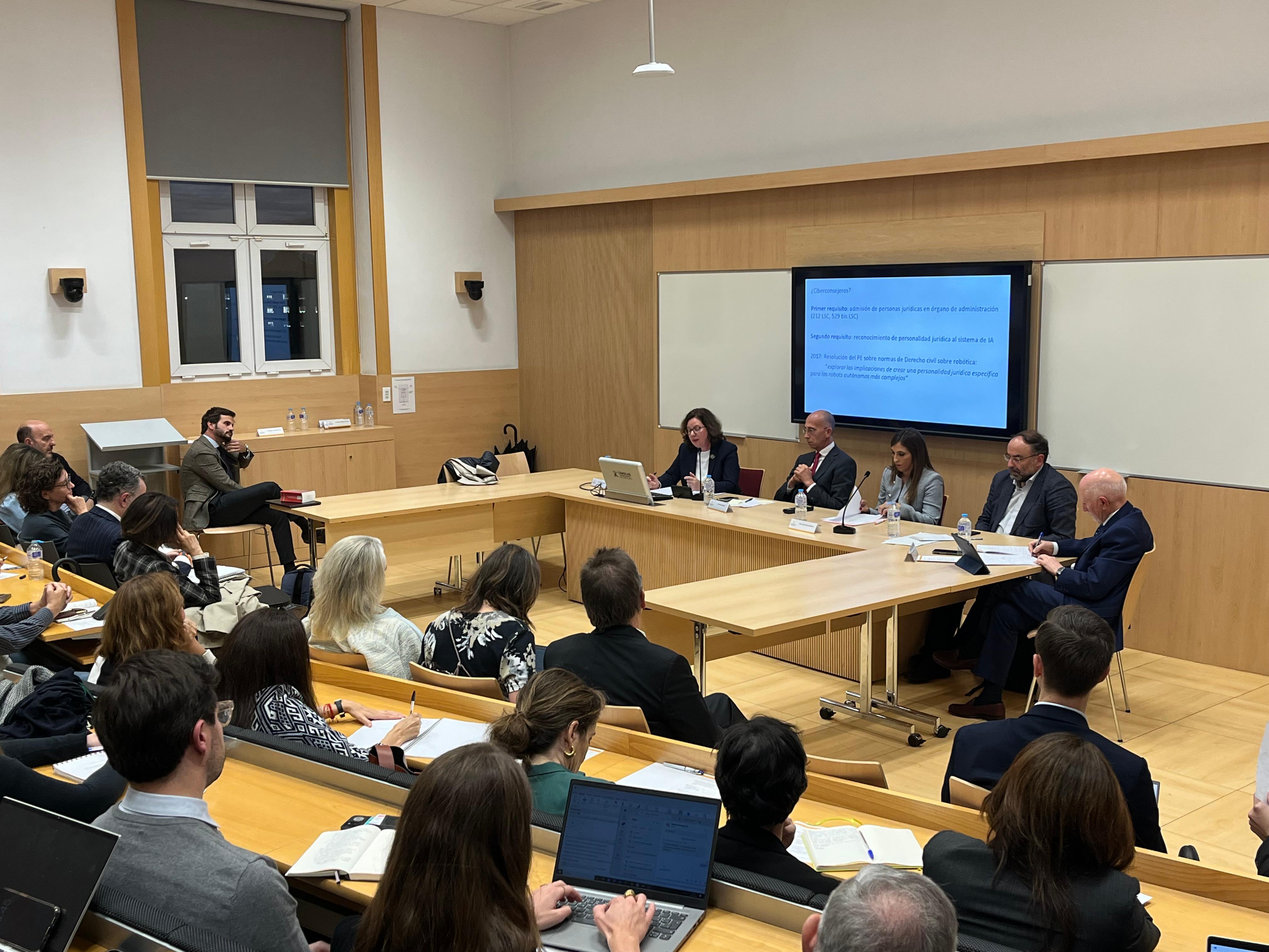 Un grupo de personas participa en una conferencia en una sala de clase.