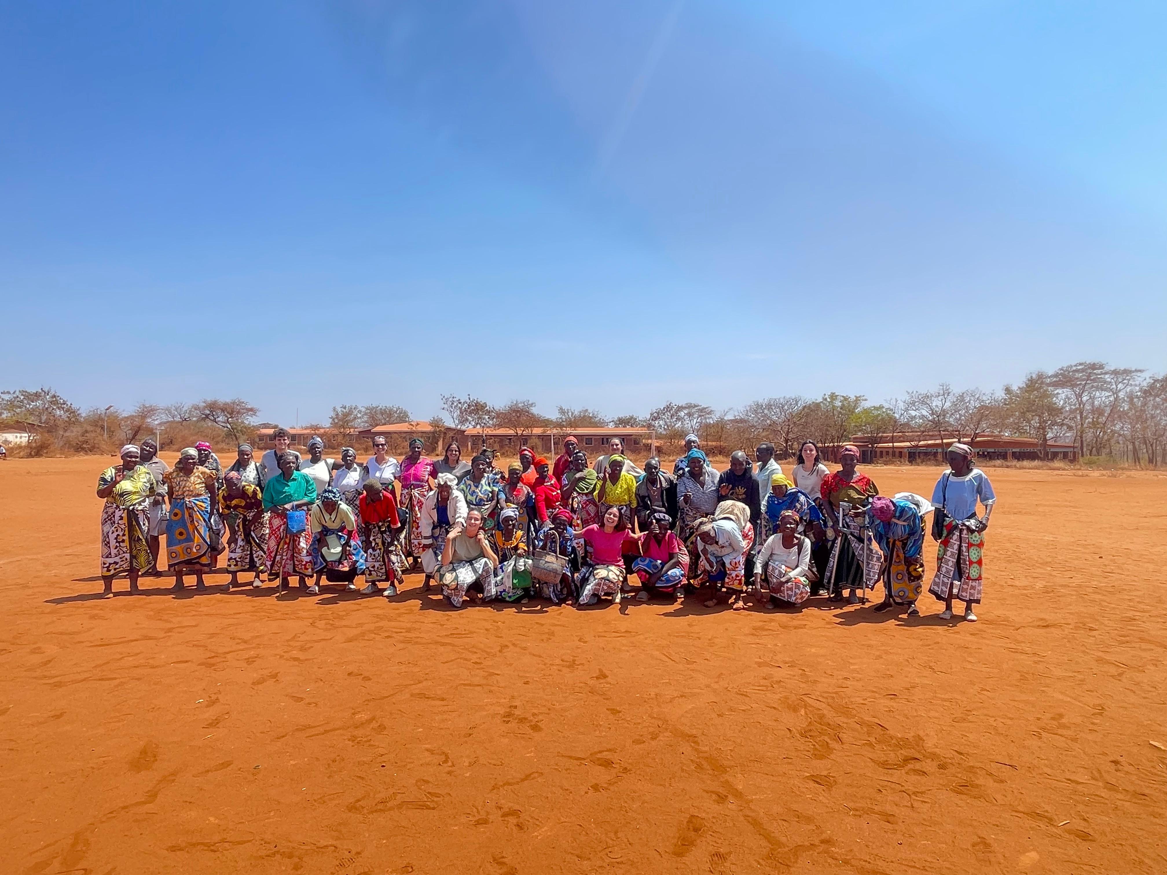 Un grupo de voluntarios con la comunidad de Kenia