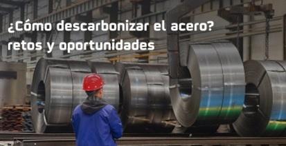 La imagen muestra a un hombre frente a grandes bobinas de acero en un entorno industrial, acompañado de un texto sobre la descarbonización del acero.