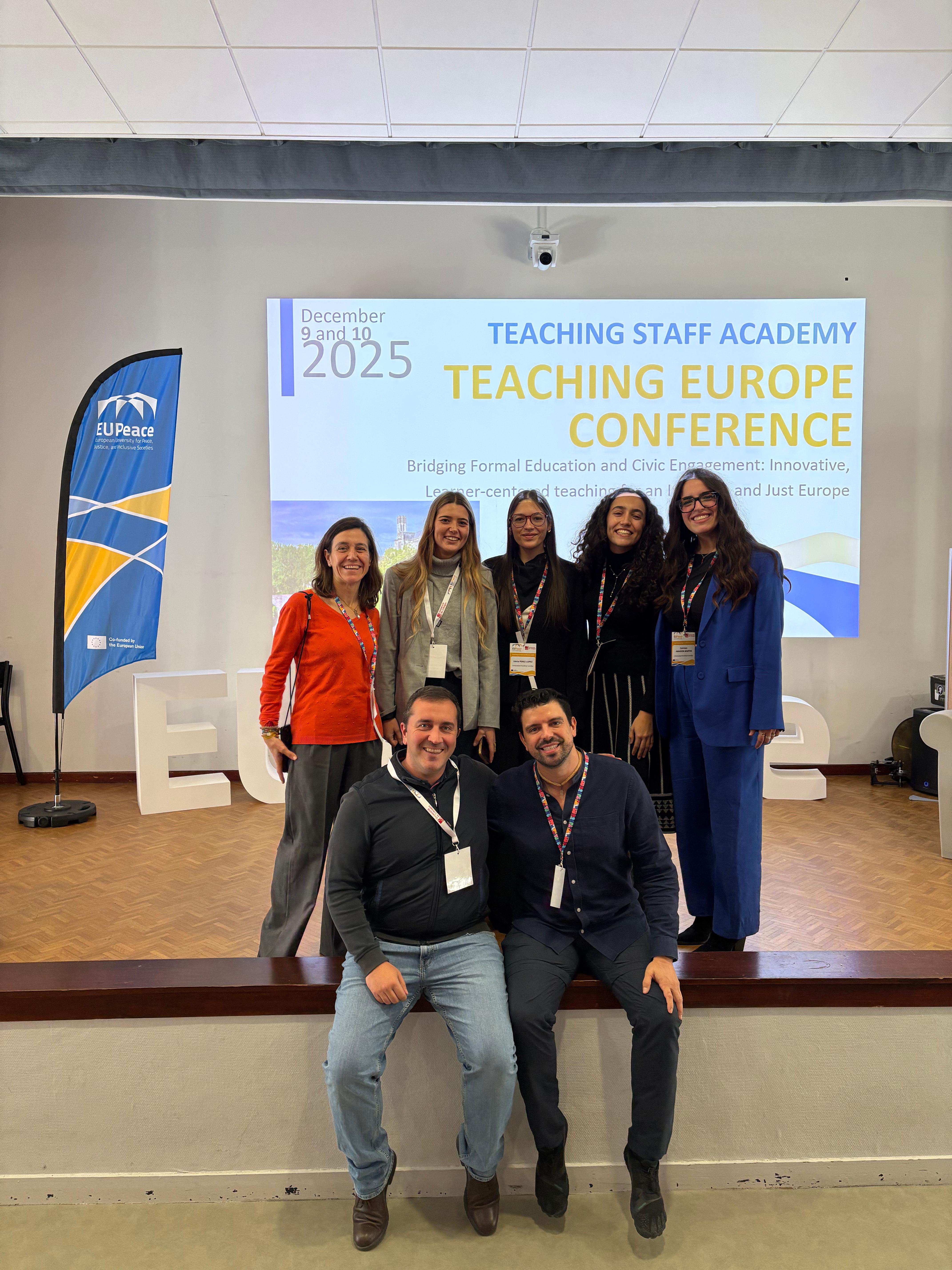 Un grupo de siete personas posando en una conferencia sobre educación y Europa.