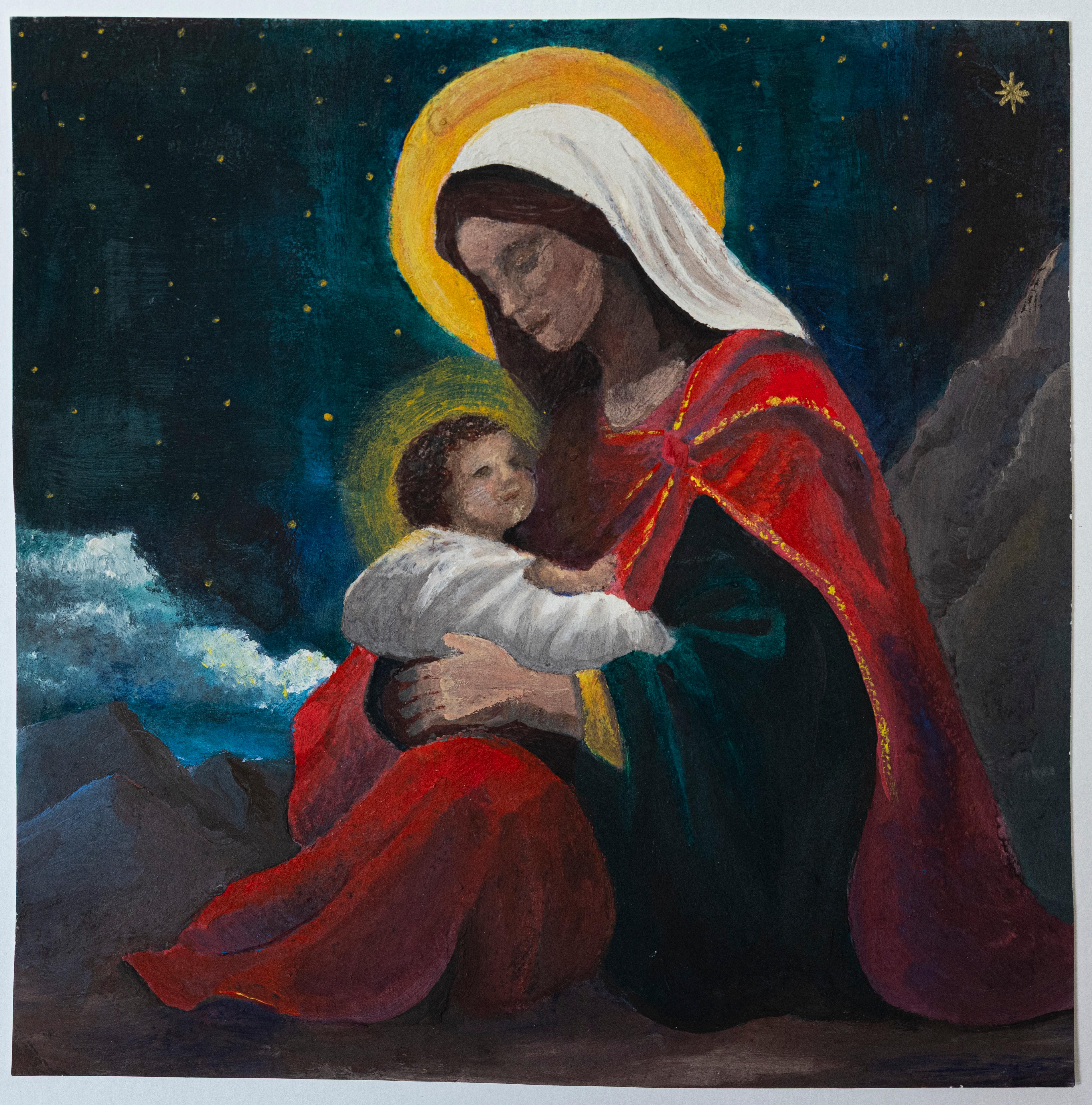 La imagen representa a una madre sosteniendo a su hijo, rodeados de un ambiente celestial y montañas.