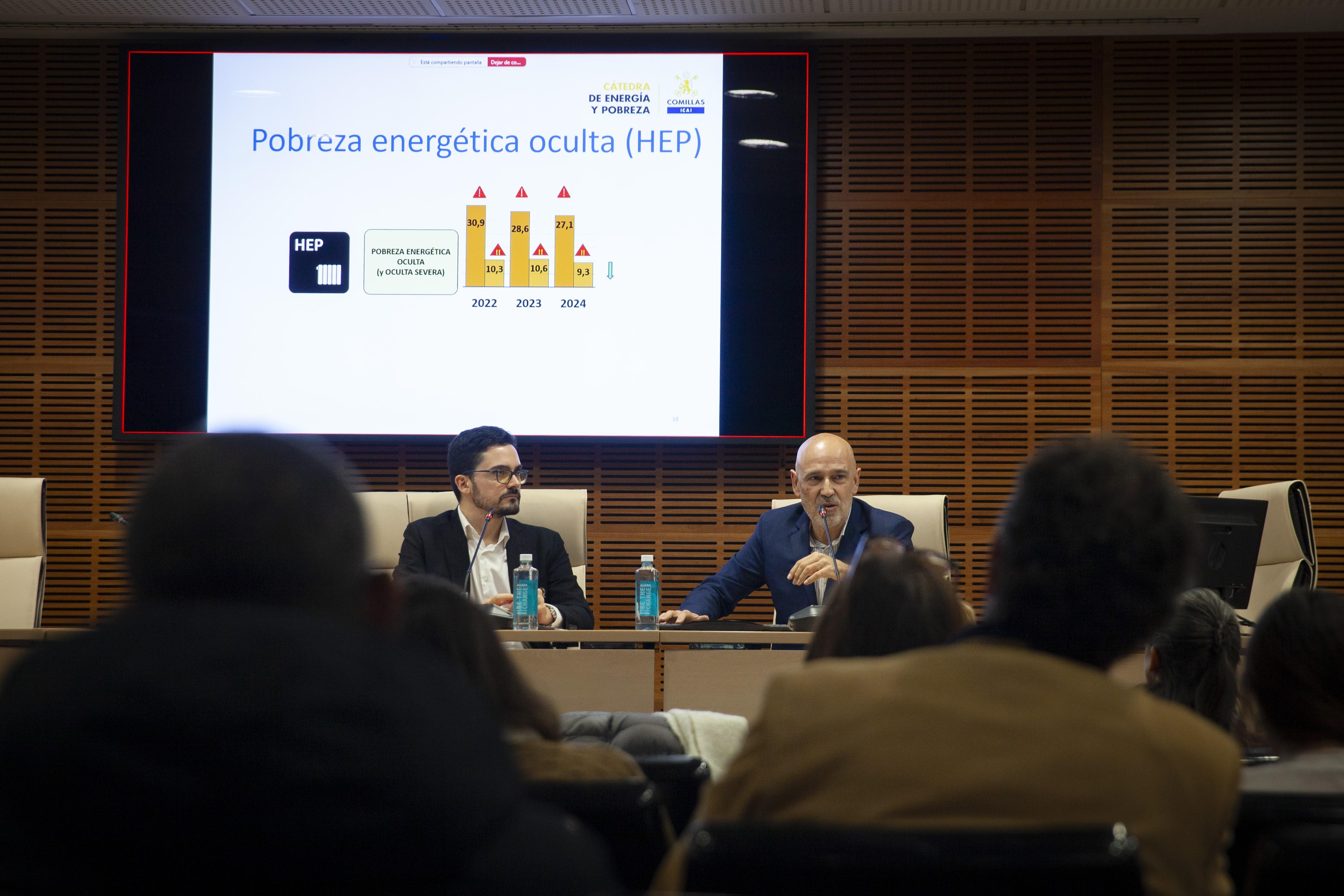 Dos personas presentan un análisis sobre pobreza energética oculta en una conferencia.