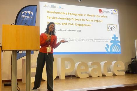 Una mujer presenta en una conferencia sobre pedagogías transformadoras en educación en salud.