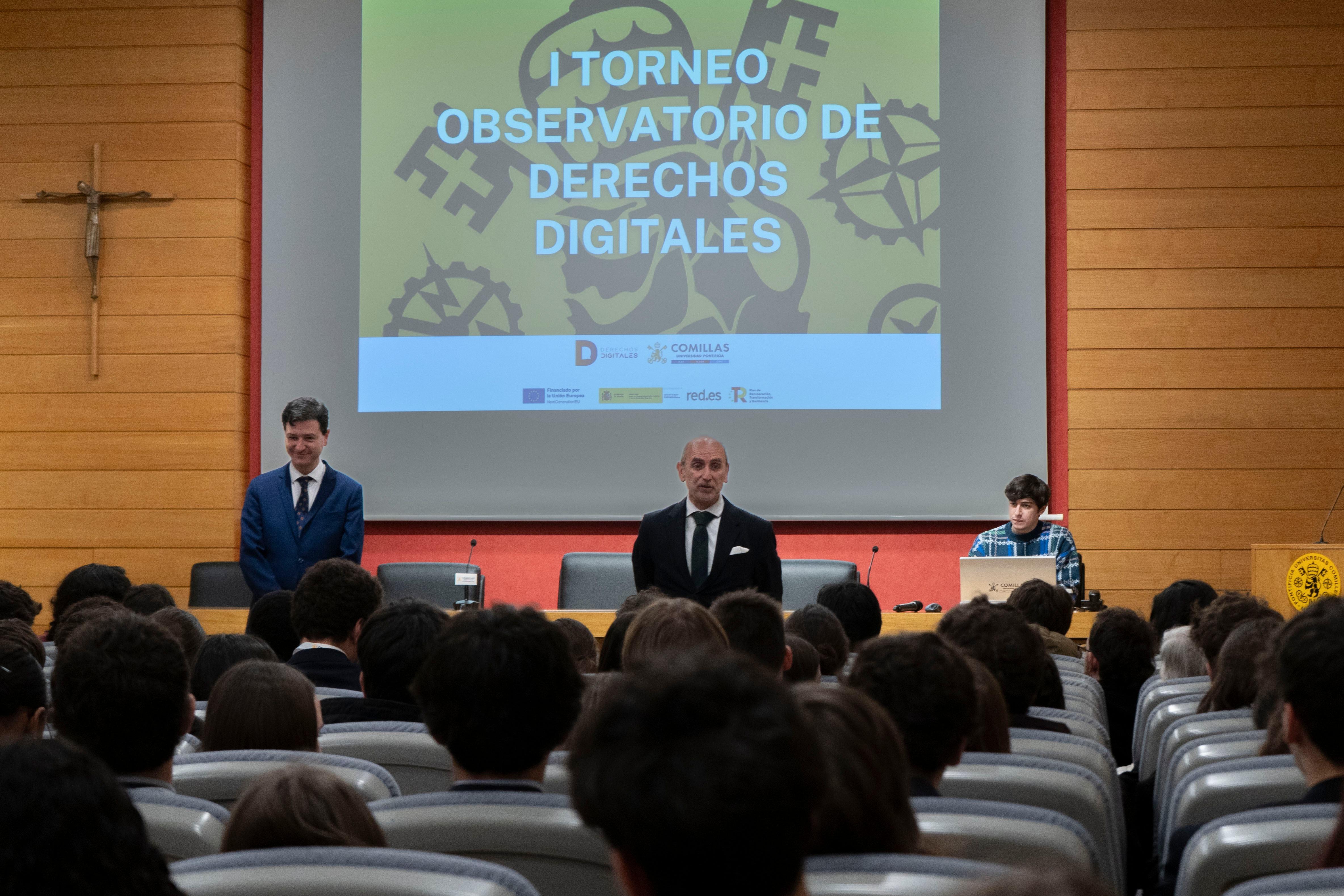 Un evento académico sobre derechos digitales con un público atento y ponentes en el escenario.