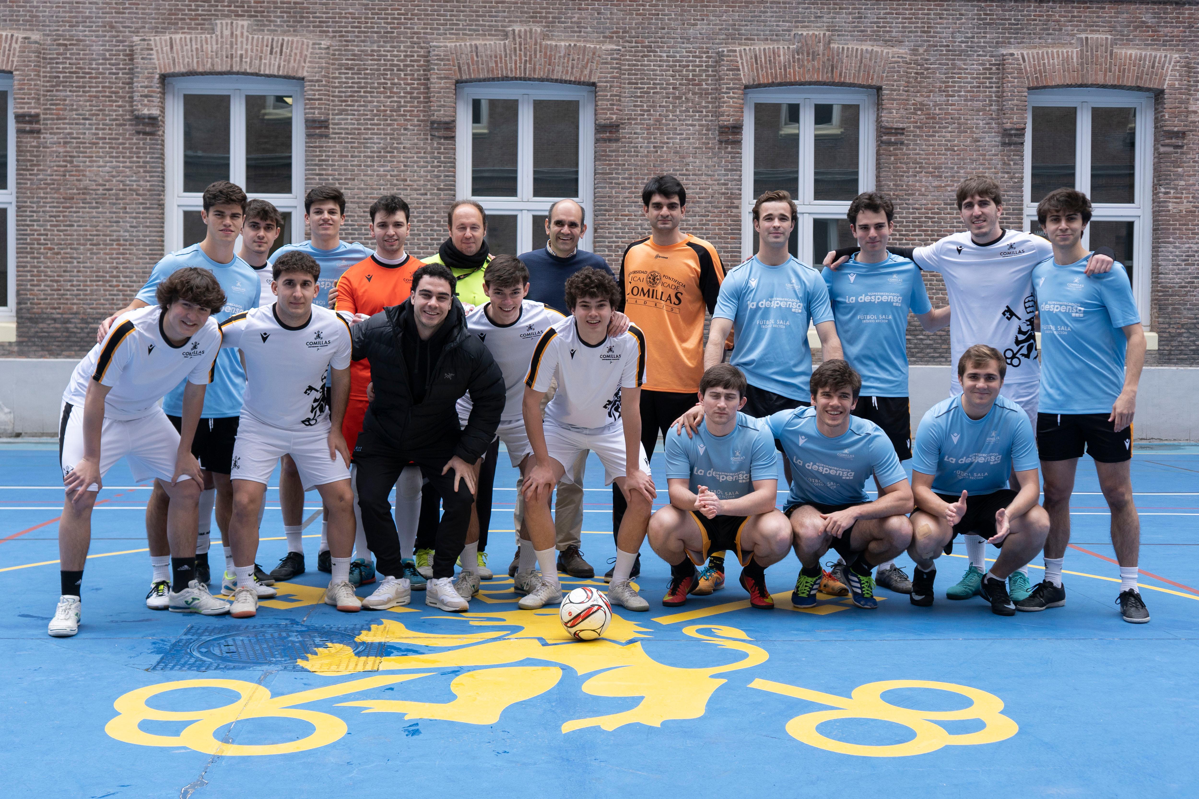Un grupo de jóvenes jugadores de fútbol posando juntos en una cancha.