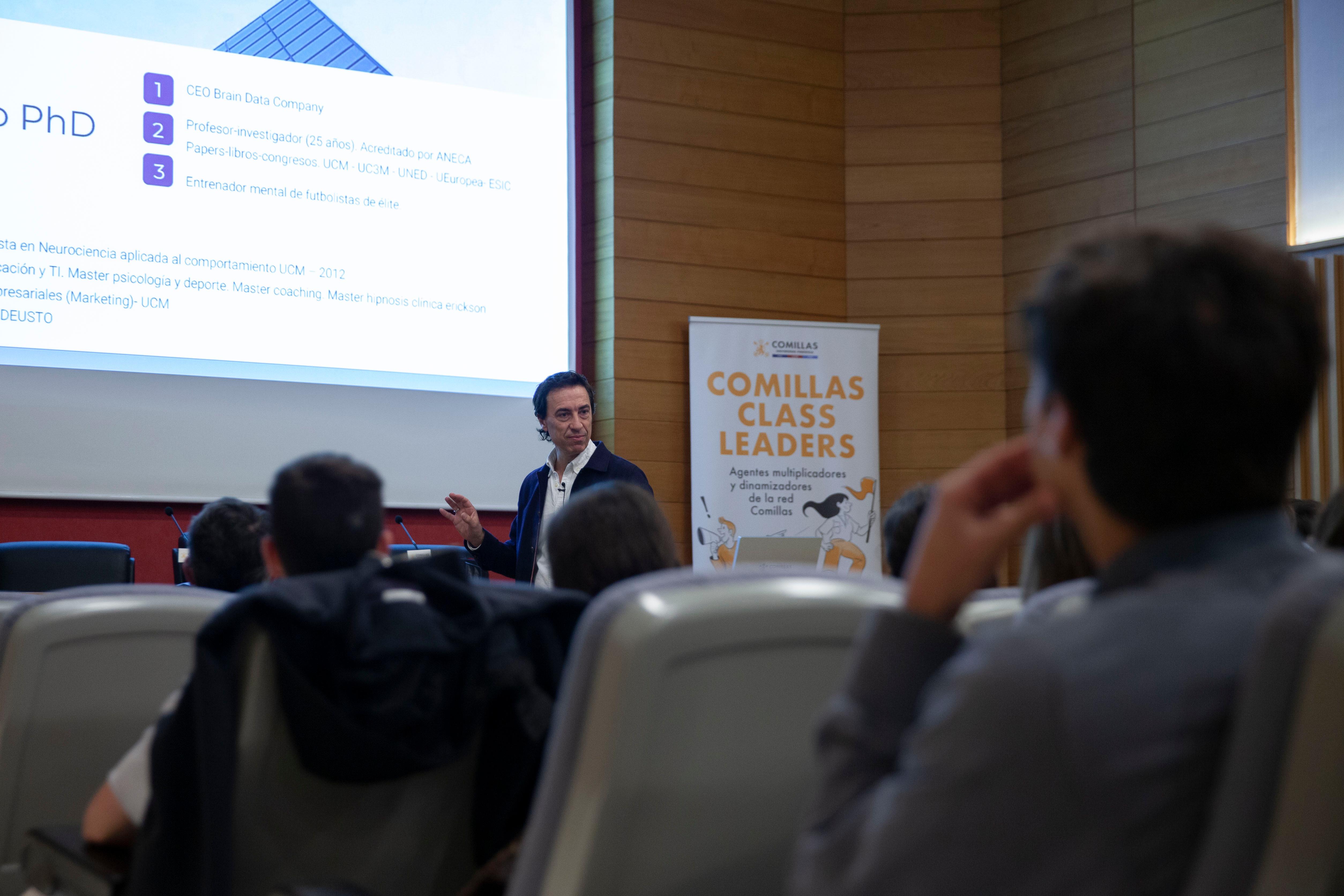 Un ponente presenta un tema en un auditorio ante un grupo de personas interesadas.