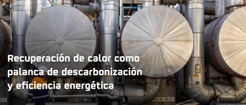 La imagen muestra tuberías y tanques grandes de metal en una instalación industrial, con texto sobre recuperación de calor y eficiencia energética.