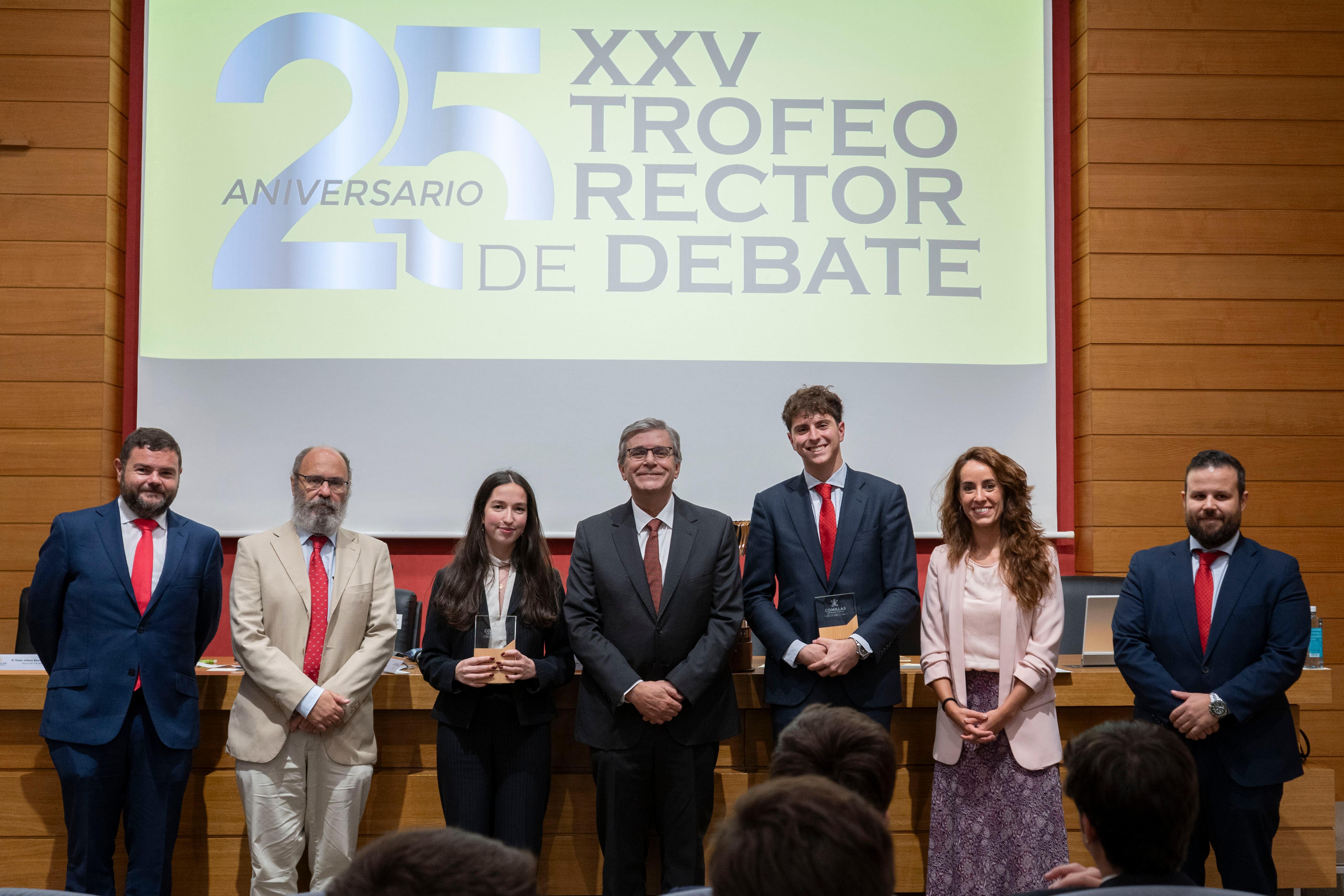 Un grupo de personas posando en un evento conmemorativo del XXV Trofeo Rector de Debate.