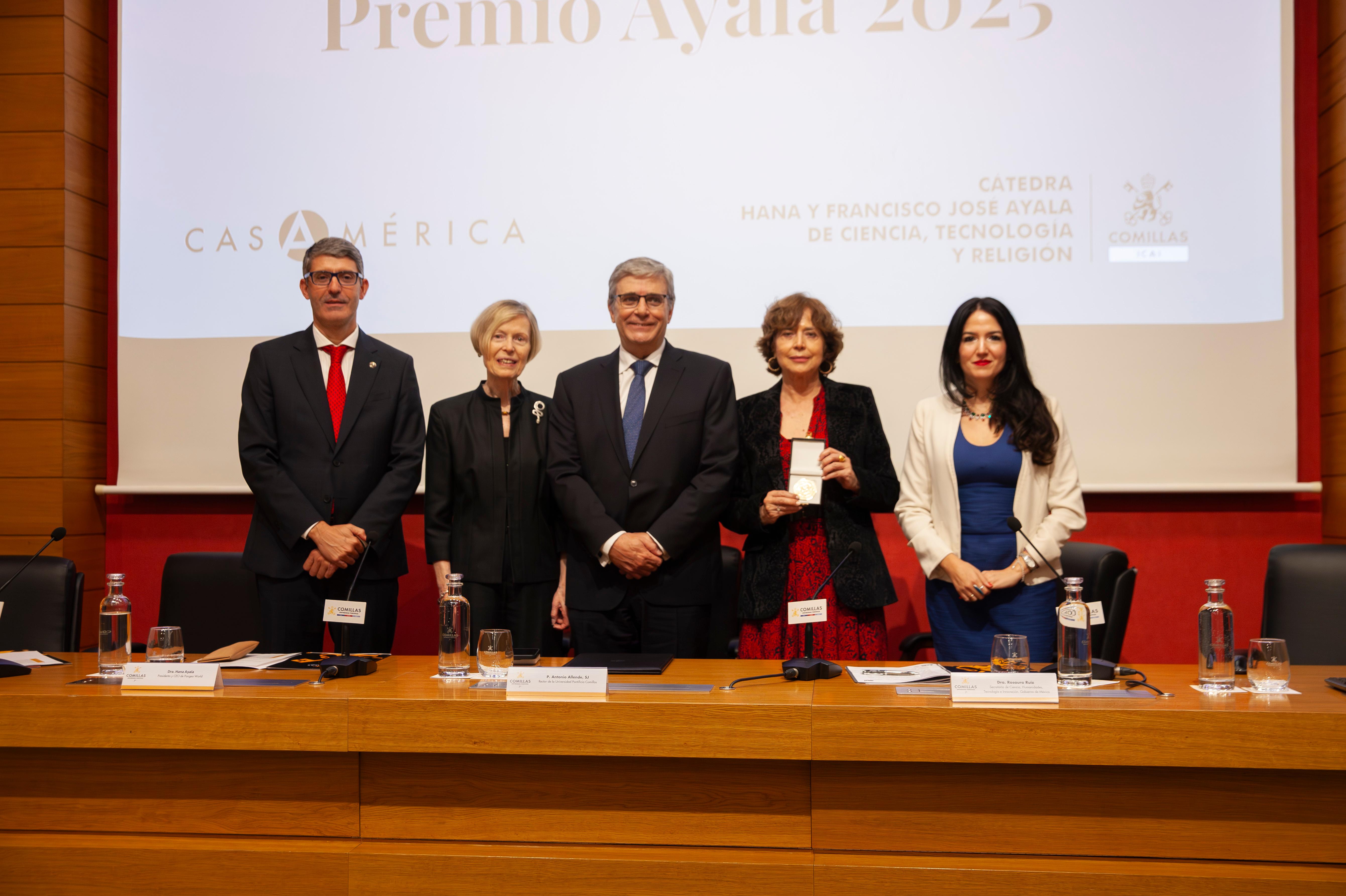 Fotografía de la entrega del Premio Ayala 2023 en Casa América, con cinco personas posando frente a un fondo institucional.