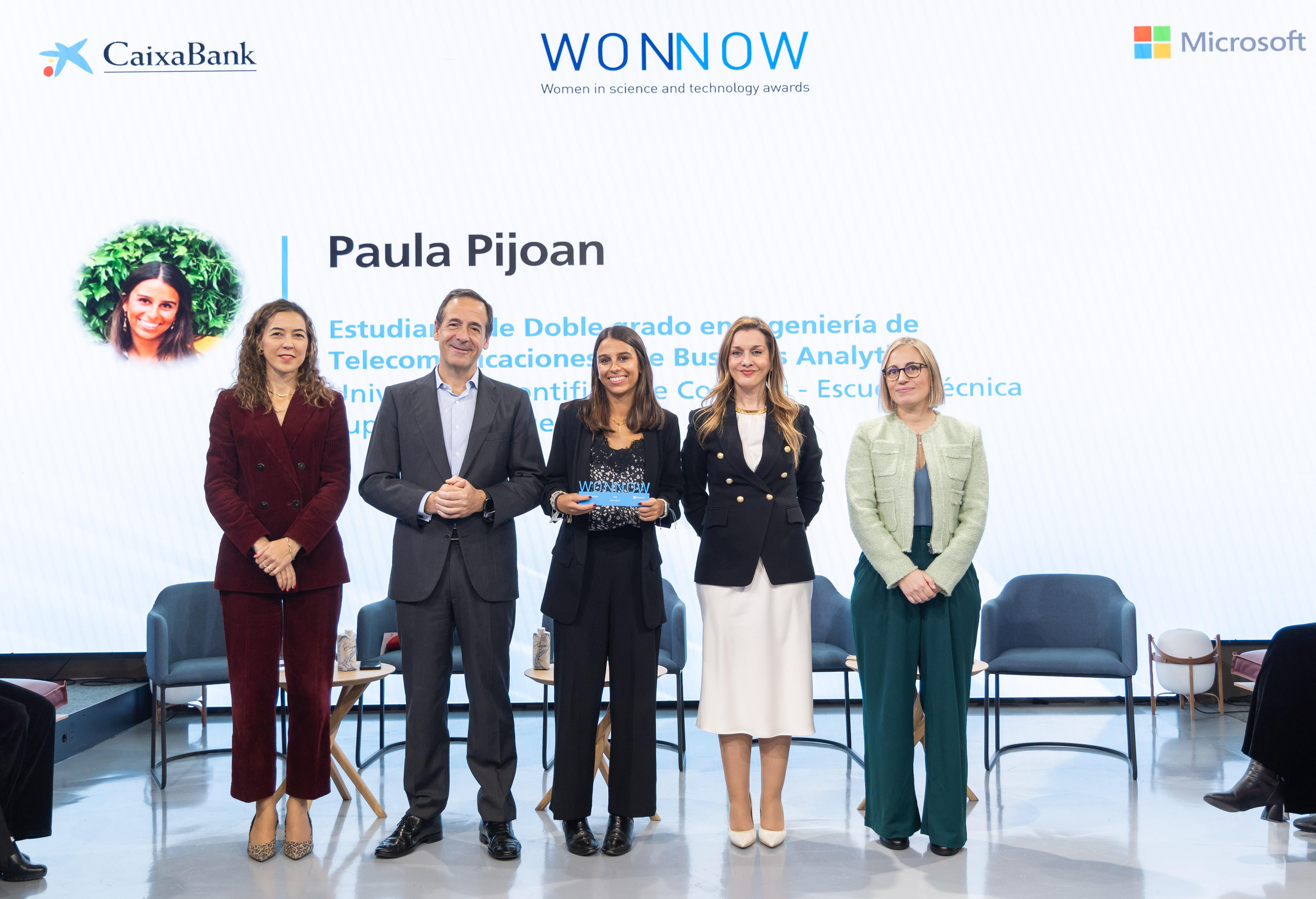 Grupo de cinco personas posando en un evento de premiación, con un logotipo de CaixaBank y Microsoft visible en el fondo.