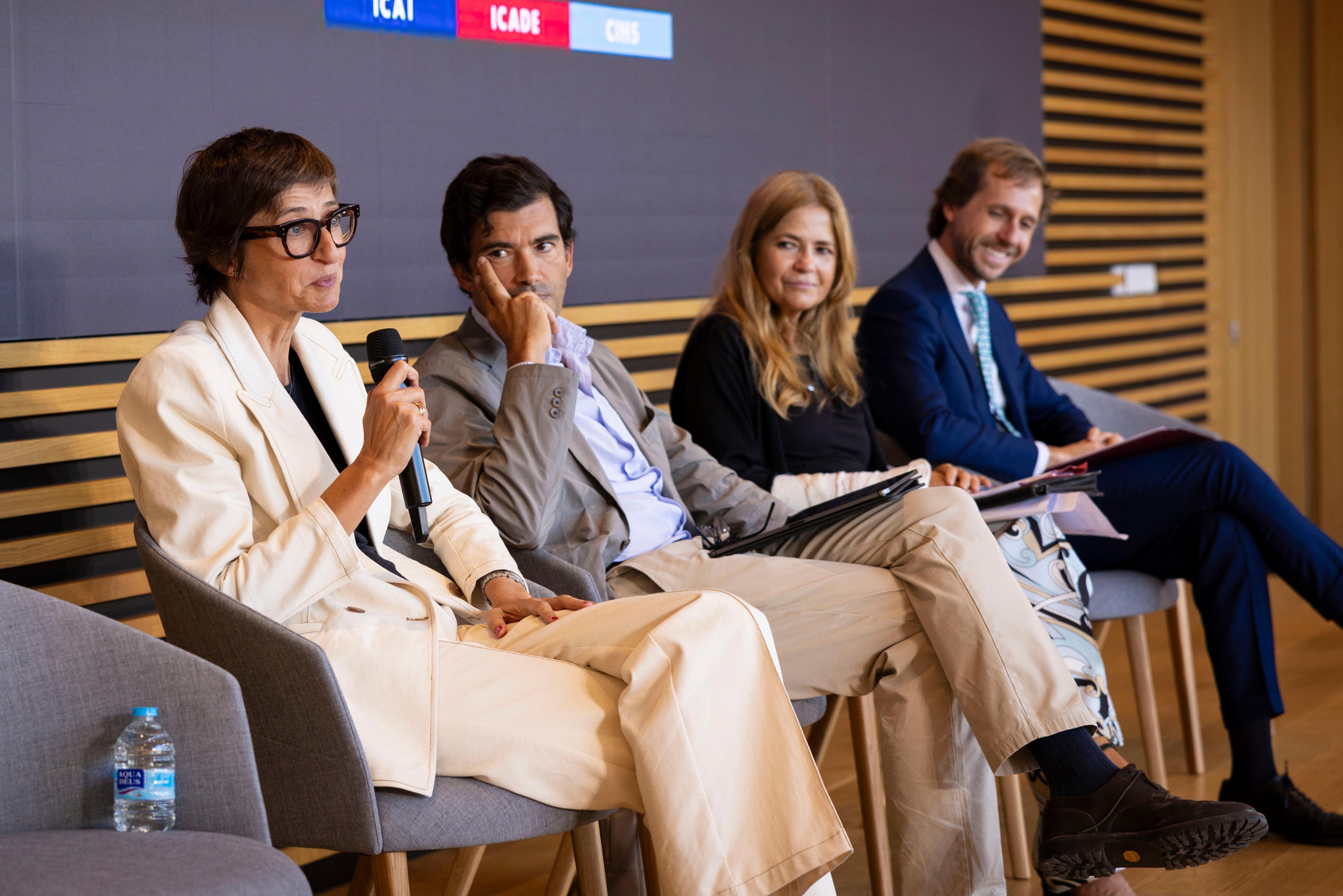 Un grupo de personas participan en un panel de discusión en un evento.