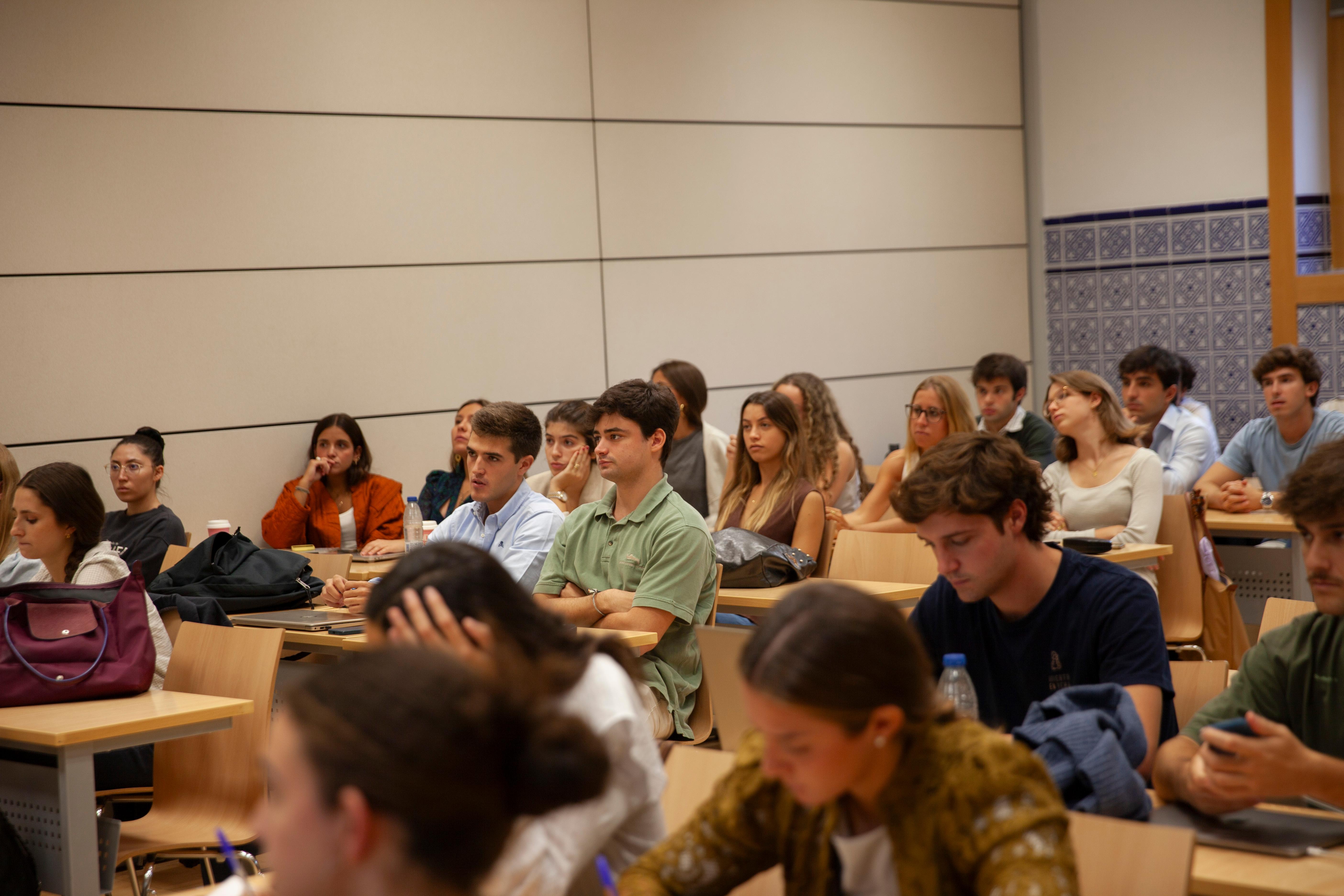 Un grupo de estudiantes prestando atención en una clase.