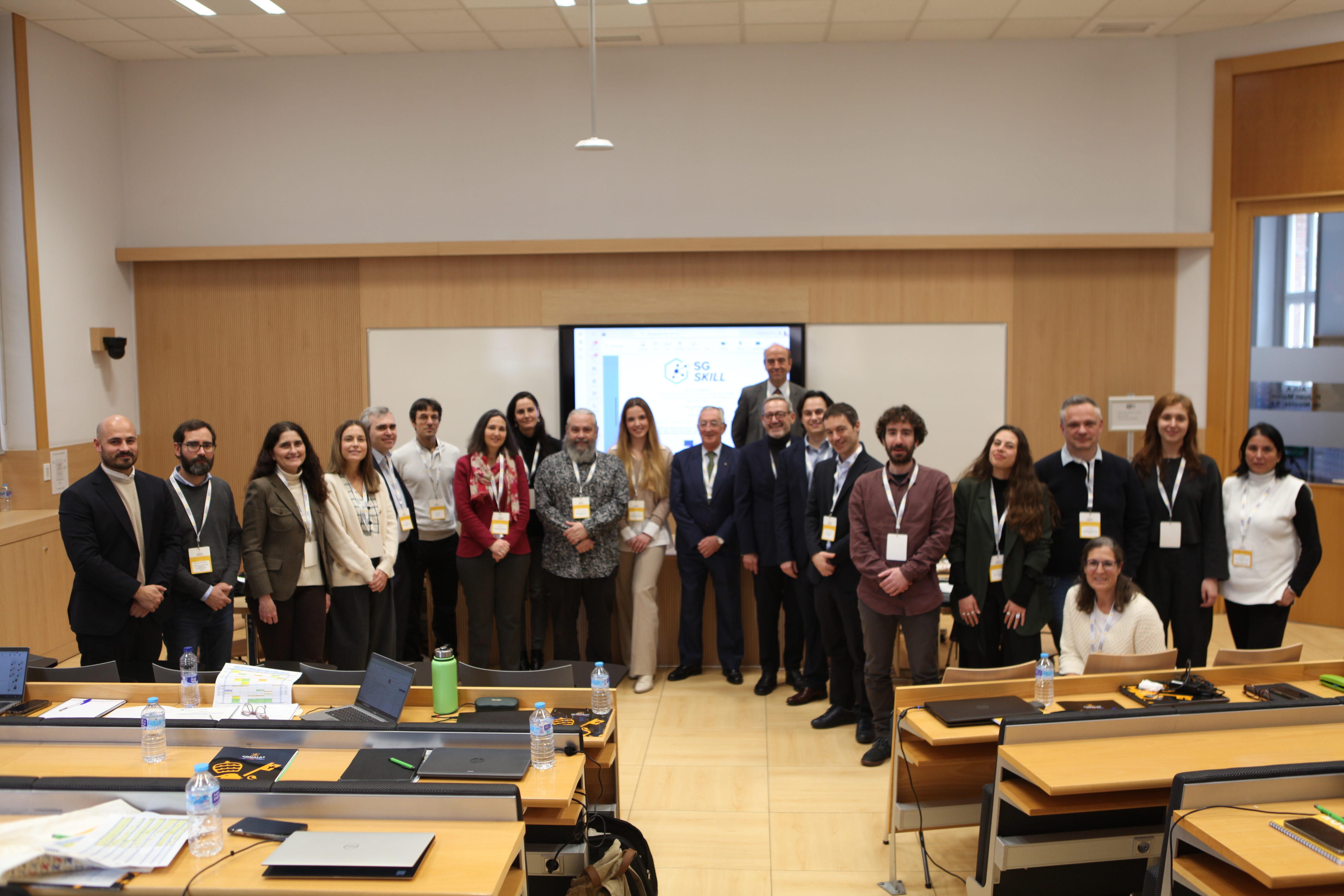 Un grupo grande de personas posando en una sala de conferencias.