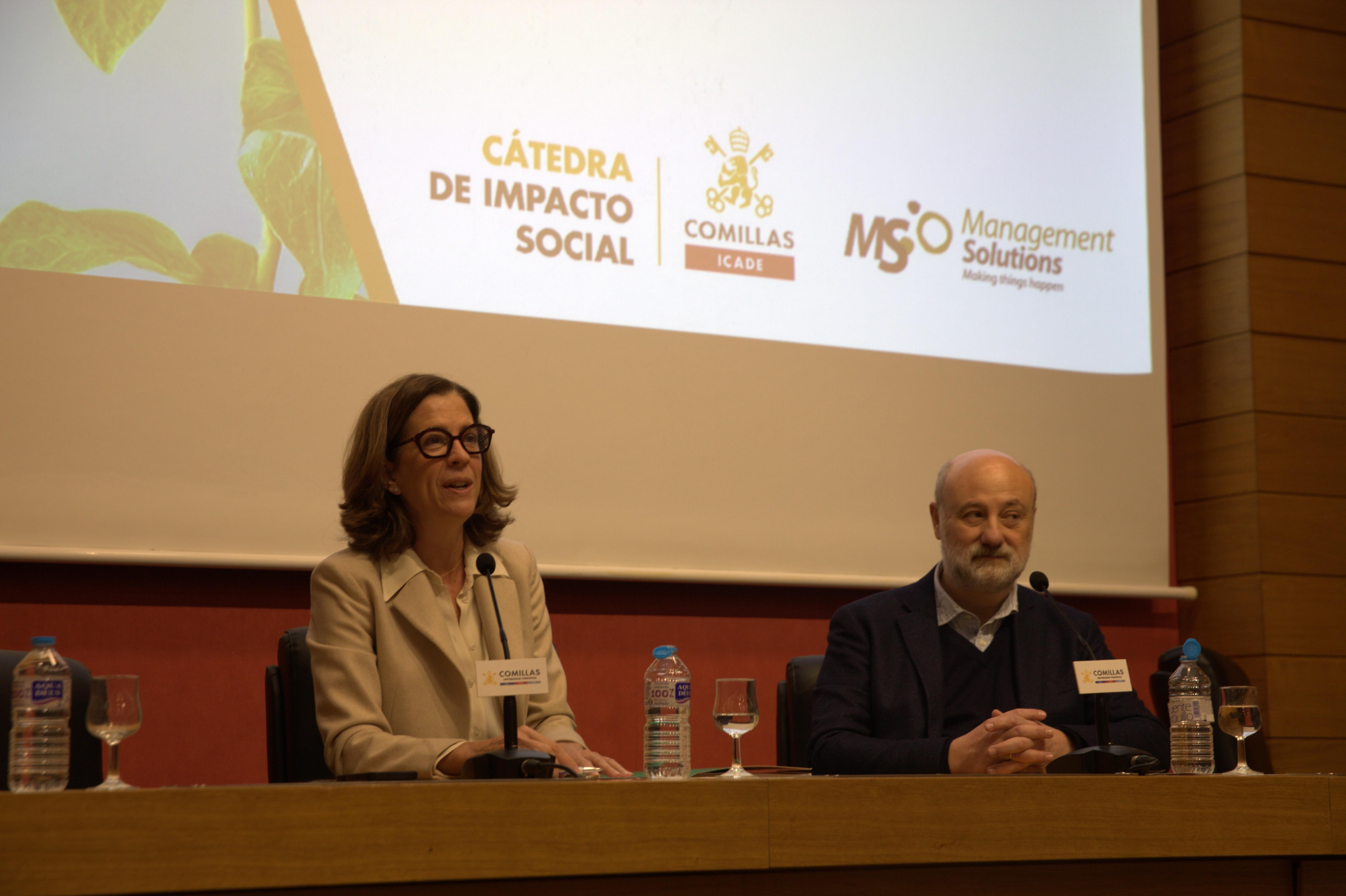 Una conferencia sobre impacto social con dos oradores en el escenario.