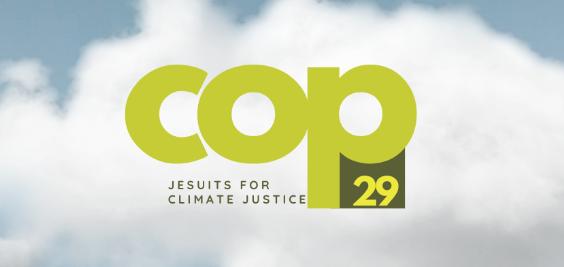 Logotipo de la COP 29 con texto 'Jesuits for Climate Justice' sobre un fondo de cielo nublado.