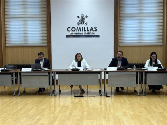 Una mesa de trabajo en un evento académico en la Universidad Pontificia Comillas.