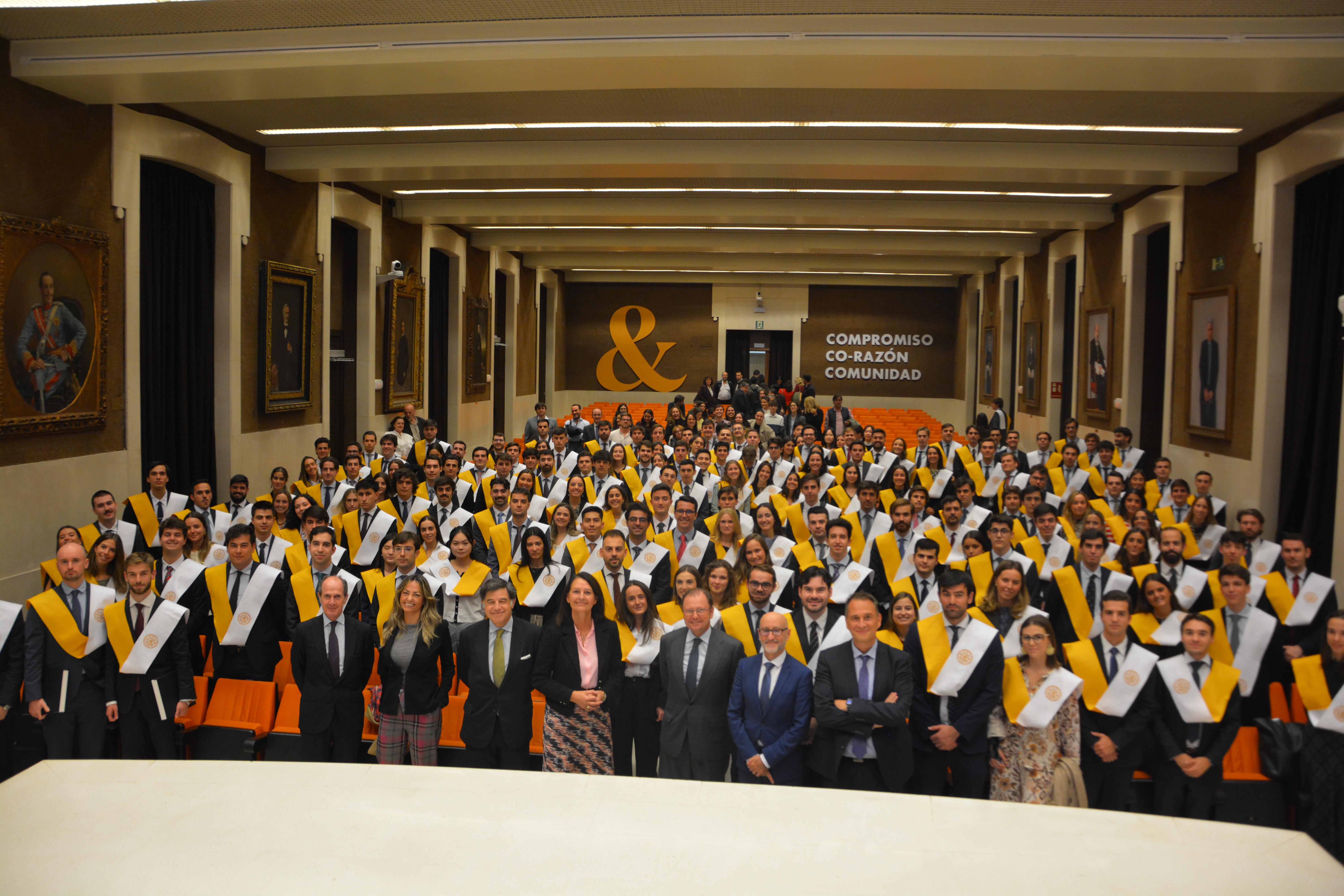 Un grupo de estudiantes graduados posando juntos en una ceremonia.