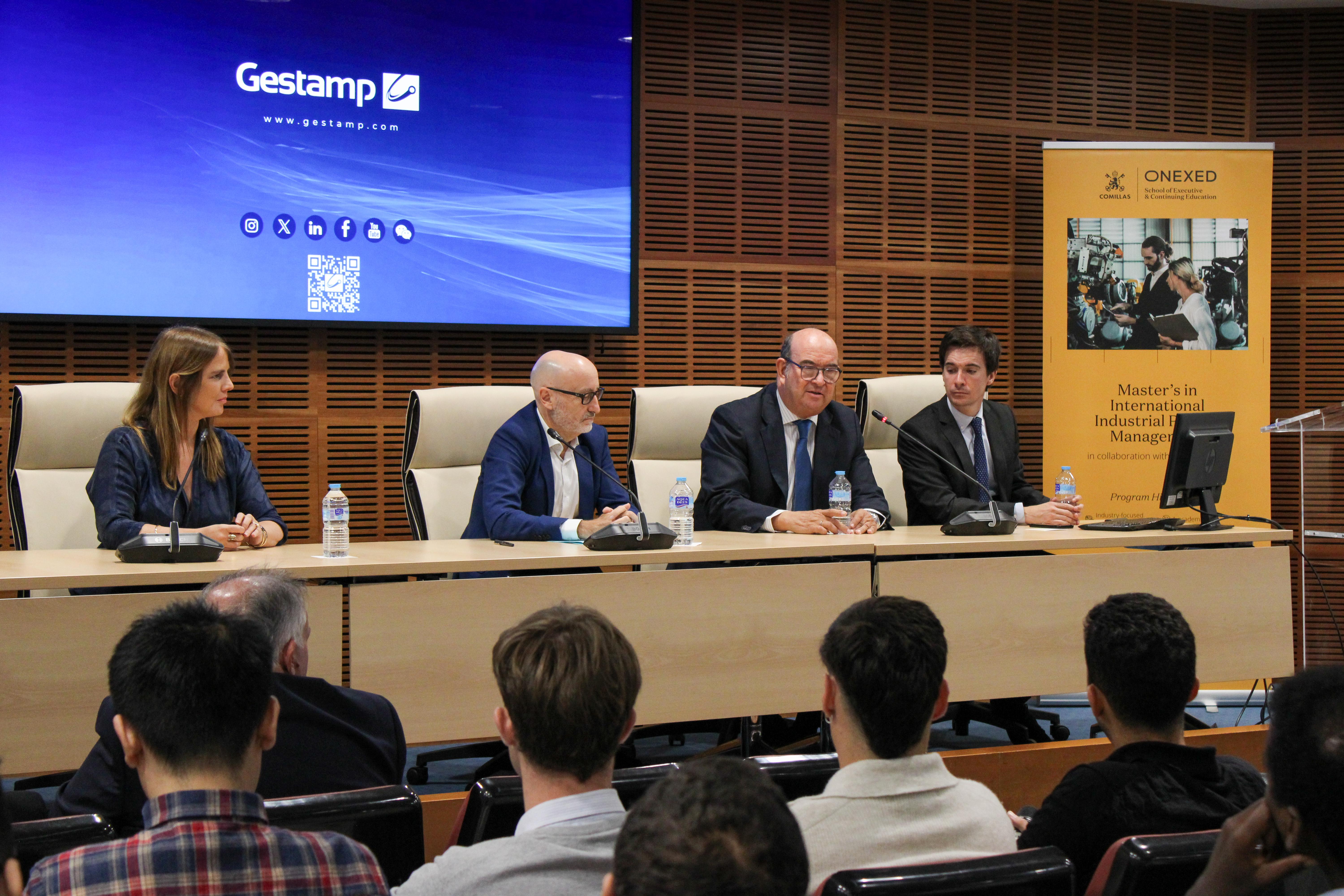 Una mesa redonda con varios ponentes discutiendo en un evento académico.