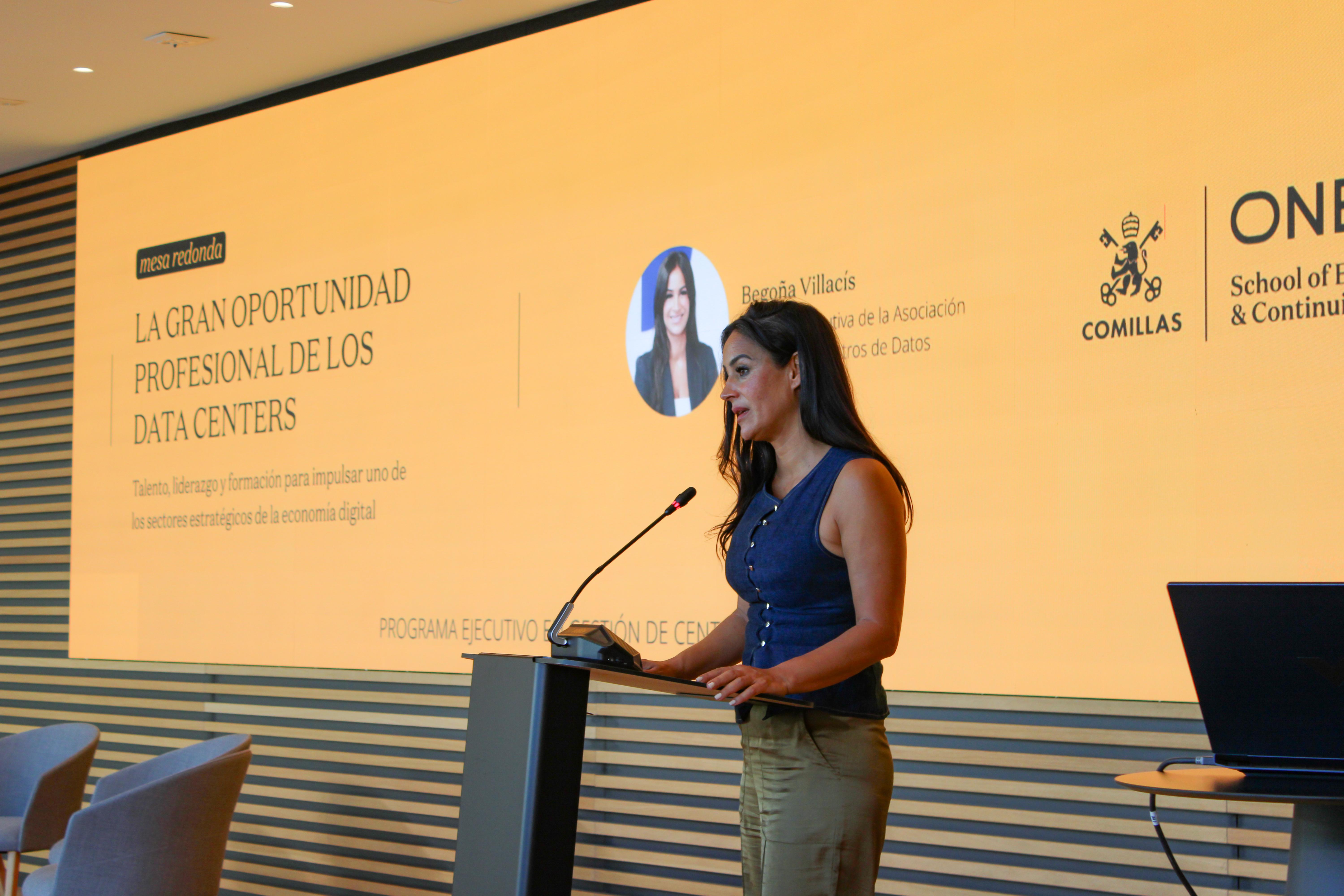 Una mujer habla en una conferencia sobre oportunidades profesionales en los data centers.