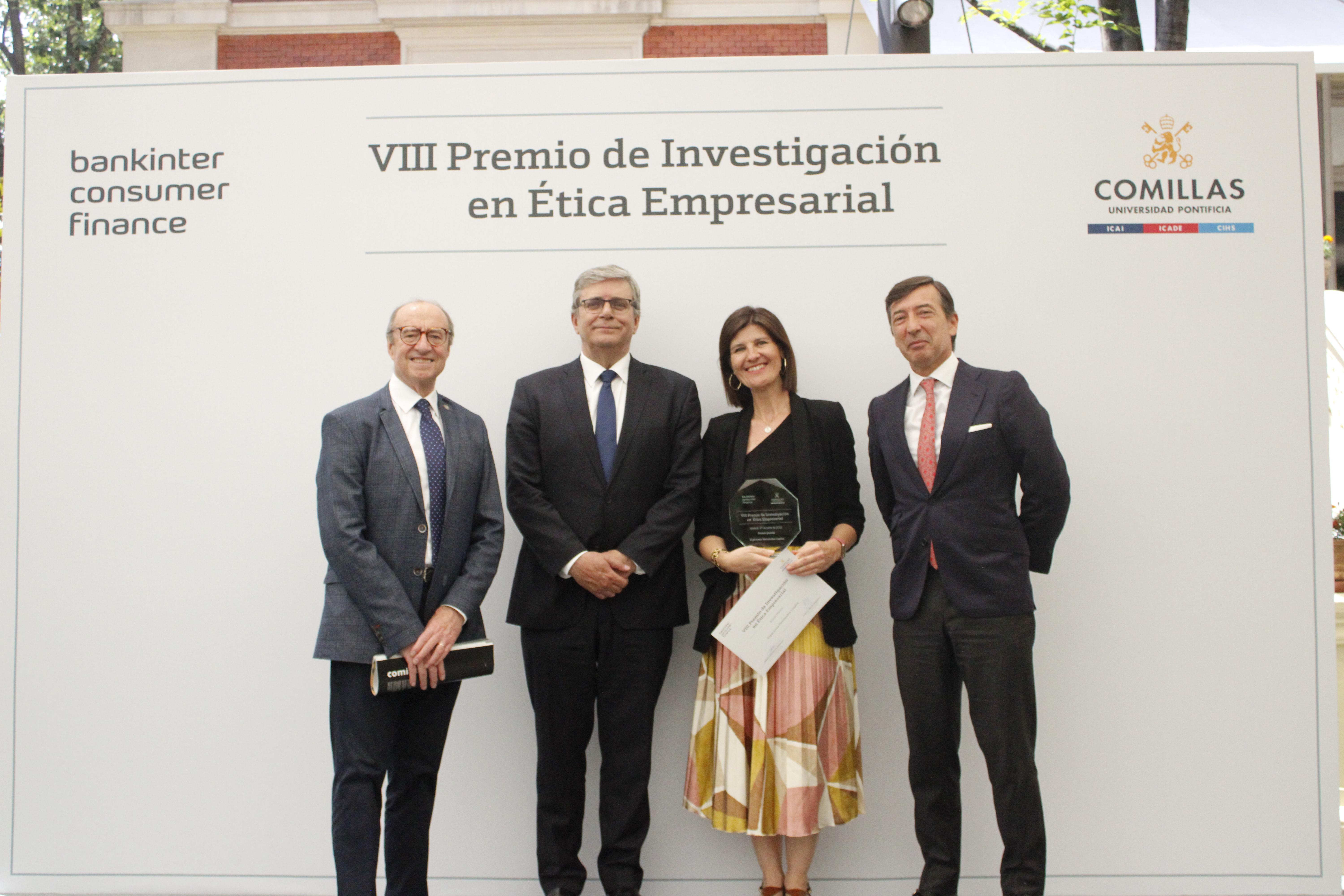 Entrega del VIII Premio de Investigación en Ética Empresarial en un evento formal.