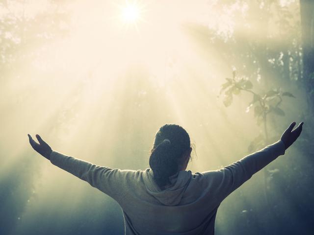 adolescente-oracion-concepto-paz-esperanza-suenos