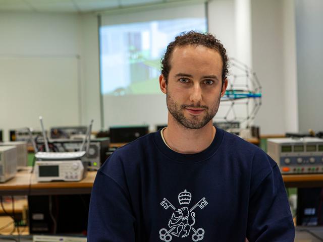 alumno en el laboratorio de ingenieria