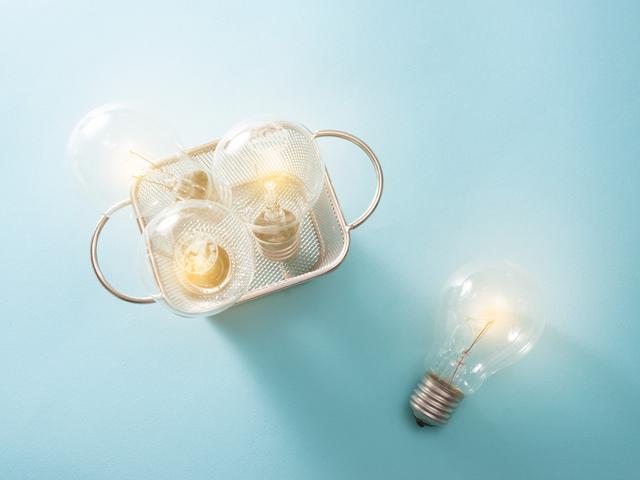 bombilla luz sobre fondo azul