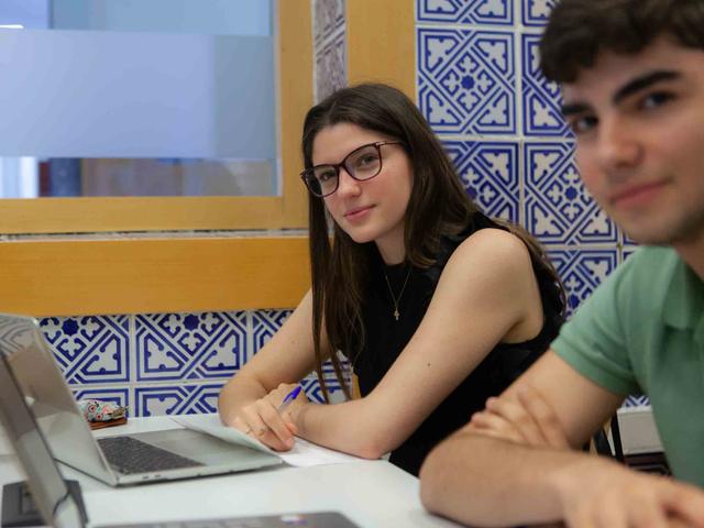 chico y chica con ordenador en clase